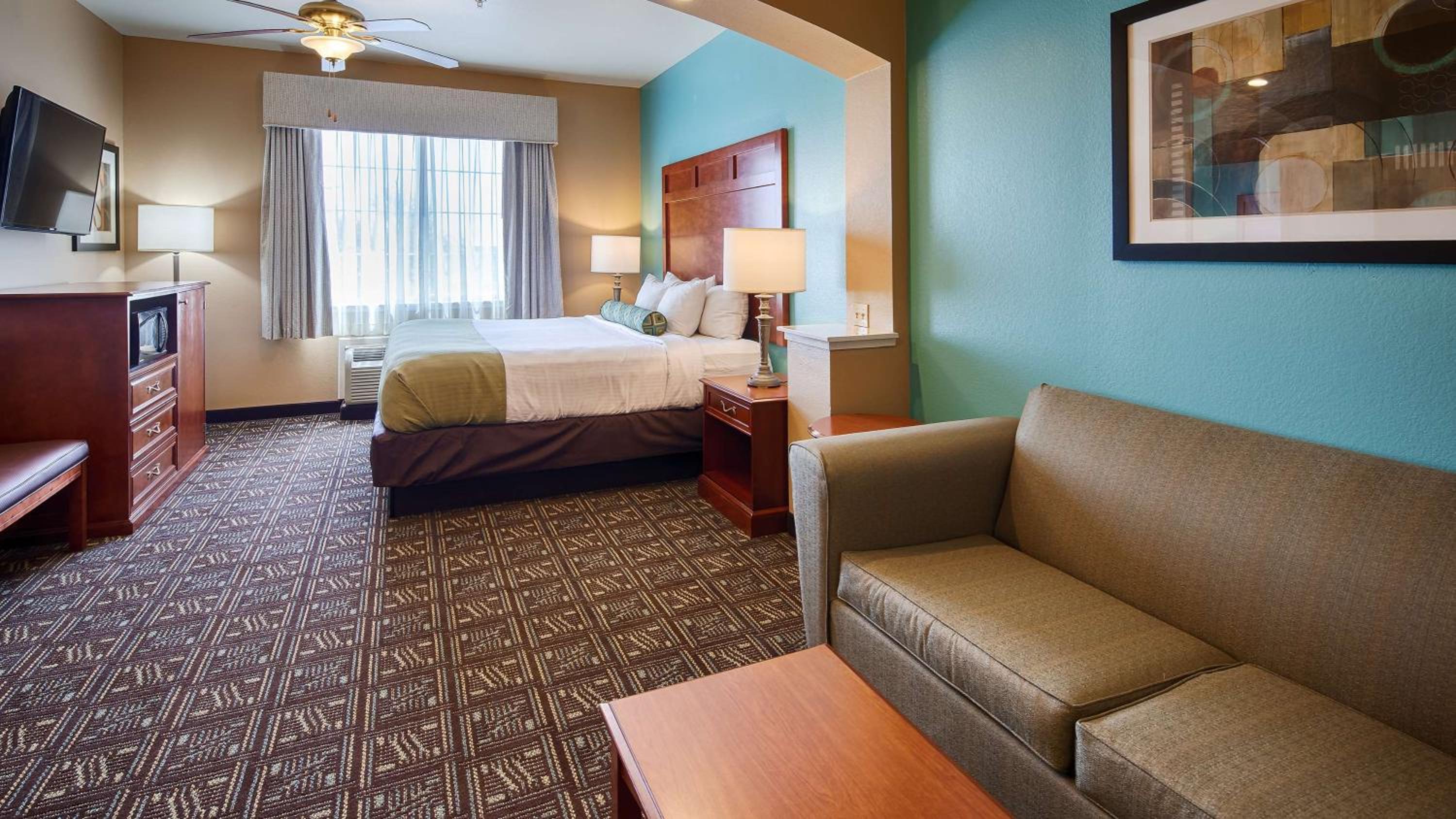 King Suite with Roll-In Shower and Sofa - Disability Access/Non-Smoking