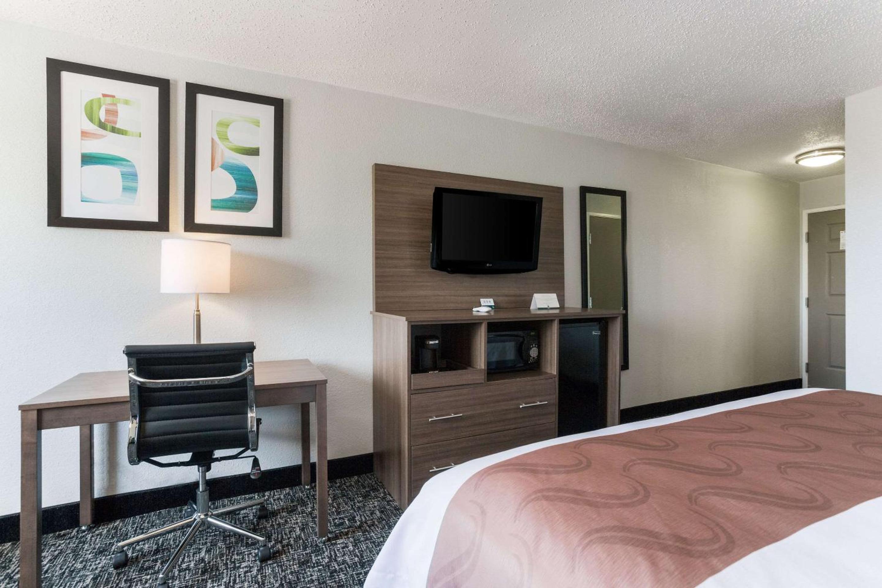 King Room - Non-Smoking - Photo 2