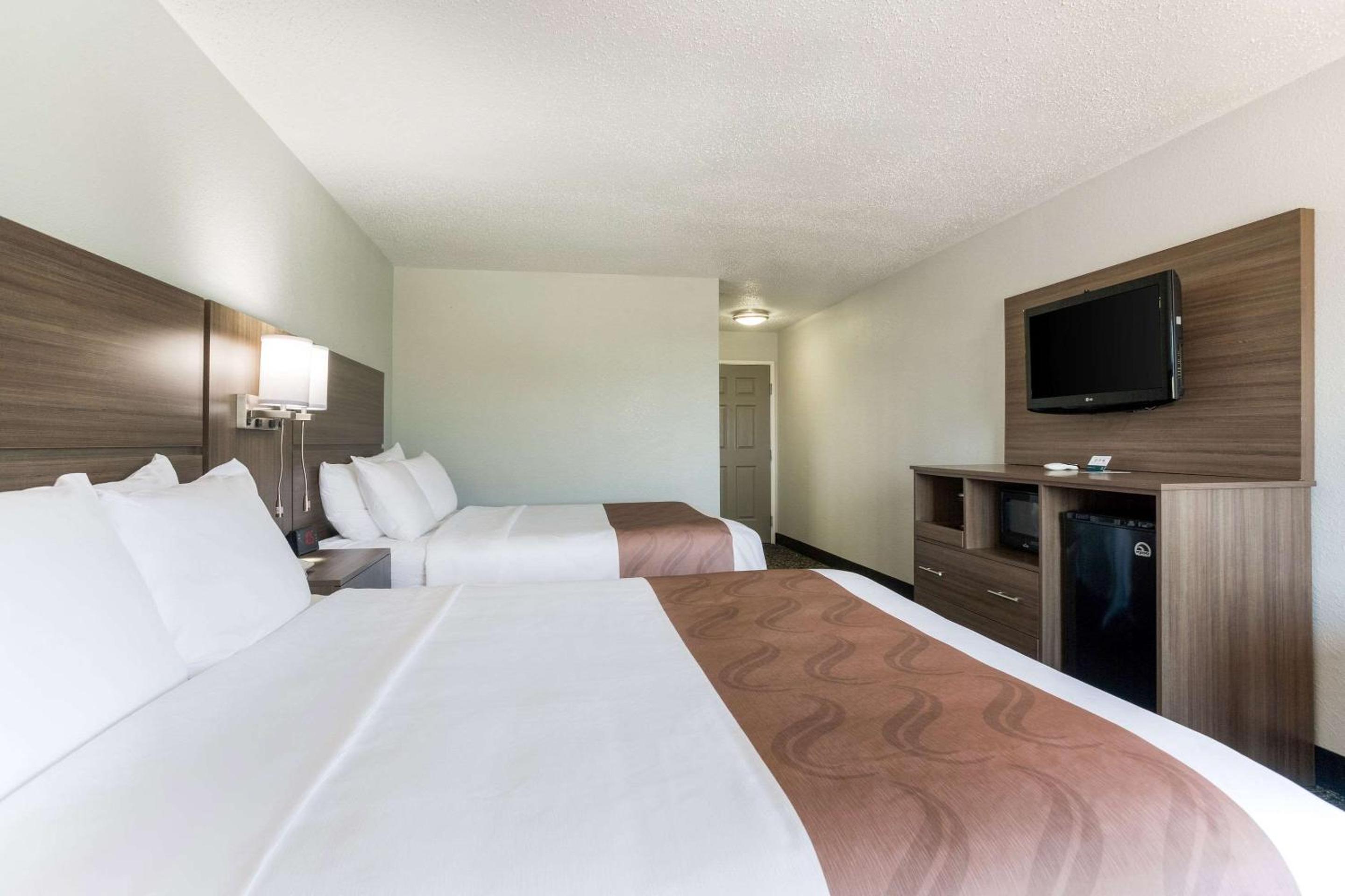 Queen Room with Two Queen Beds - Non-Smoking - Photo 3