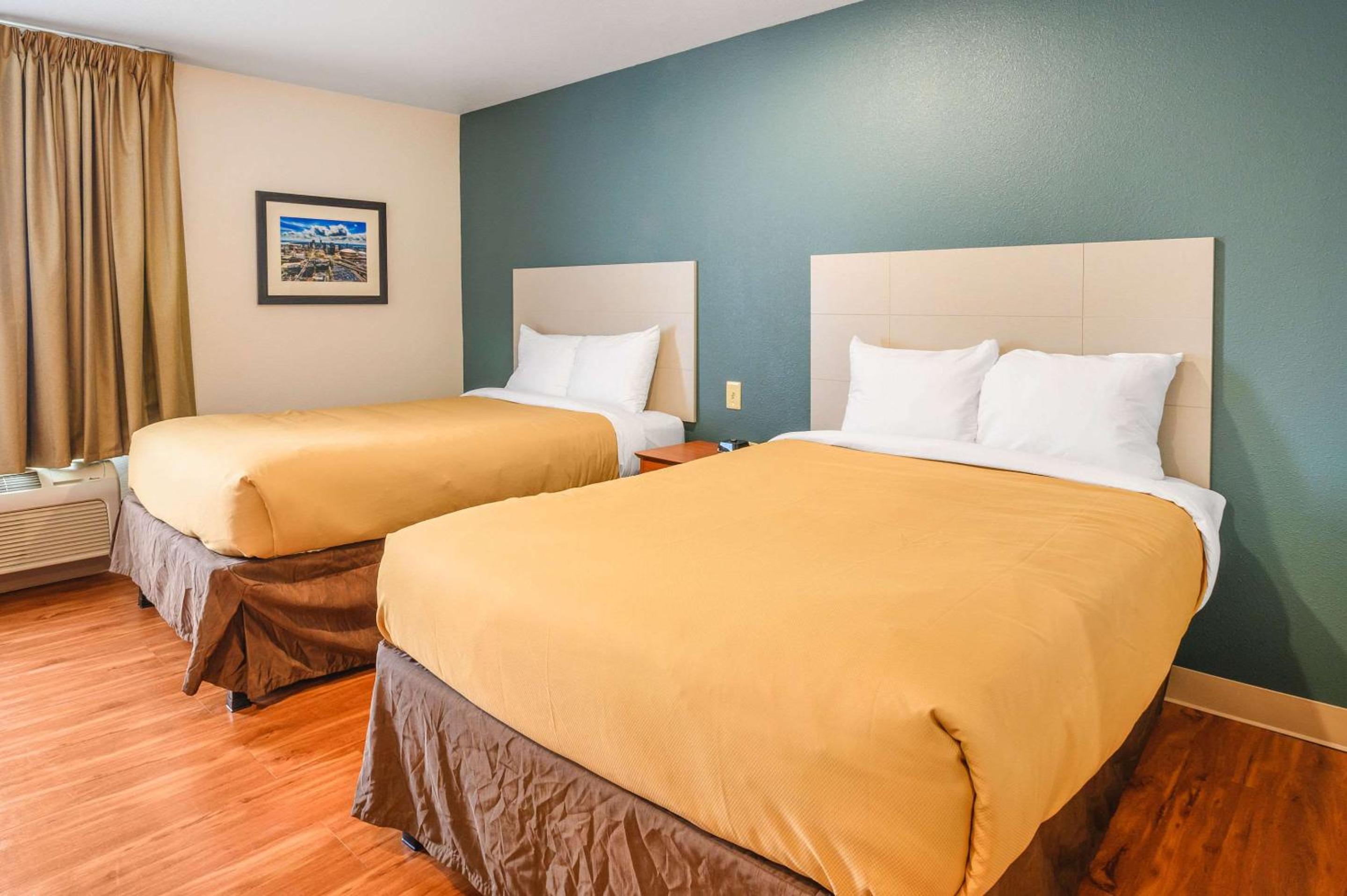 Double Room with Two Double Beds - Non-Smoking - Photo 2