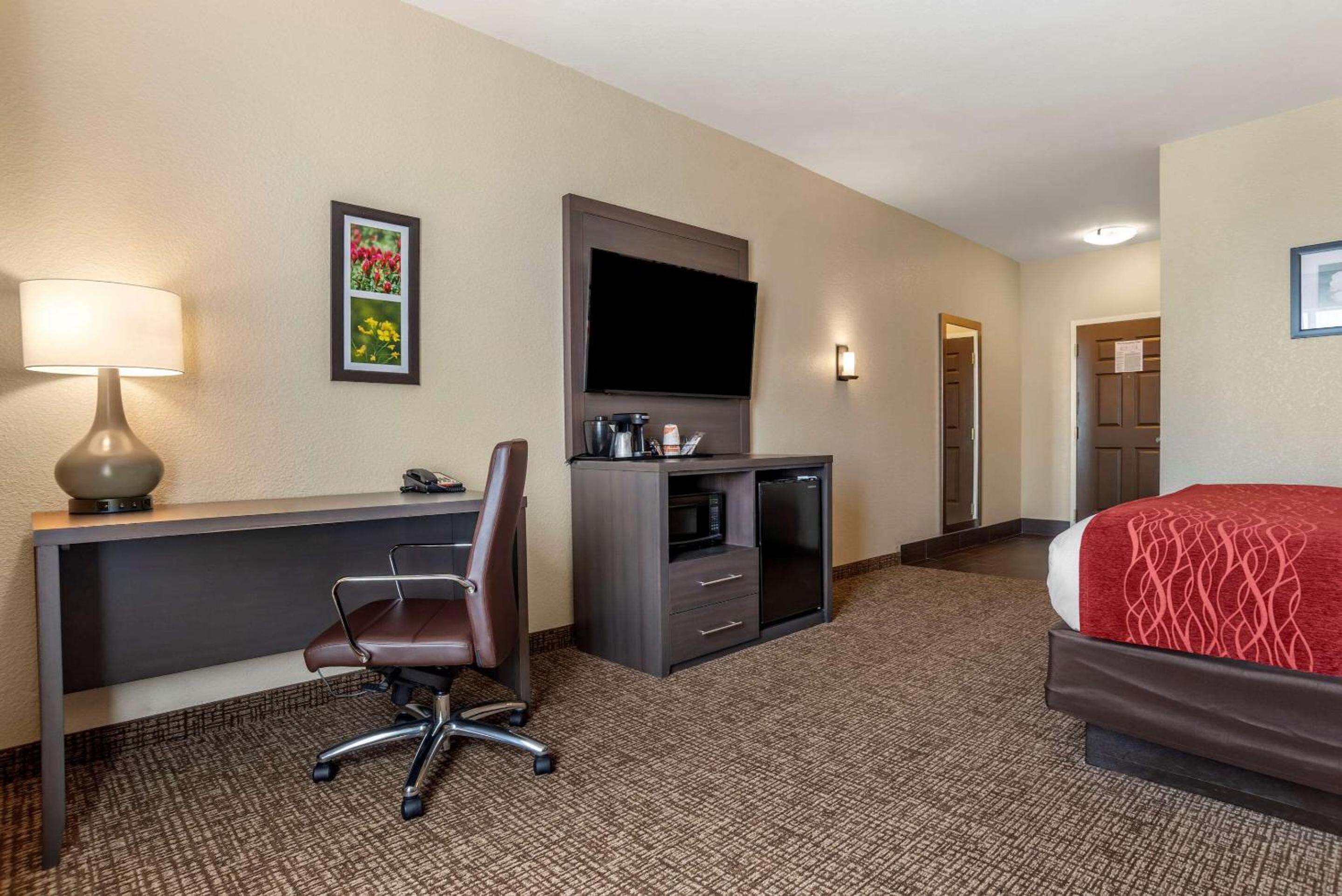 King Room - Non-Smoking - Photo 5