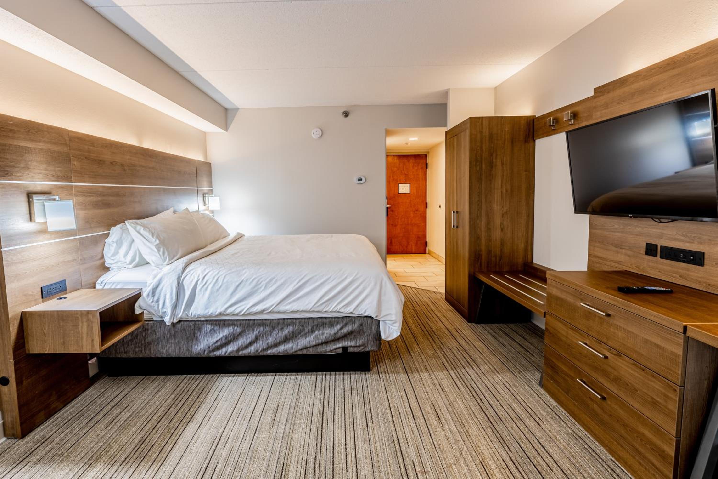 Standard King Room - Photo 9