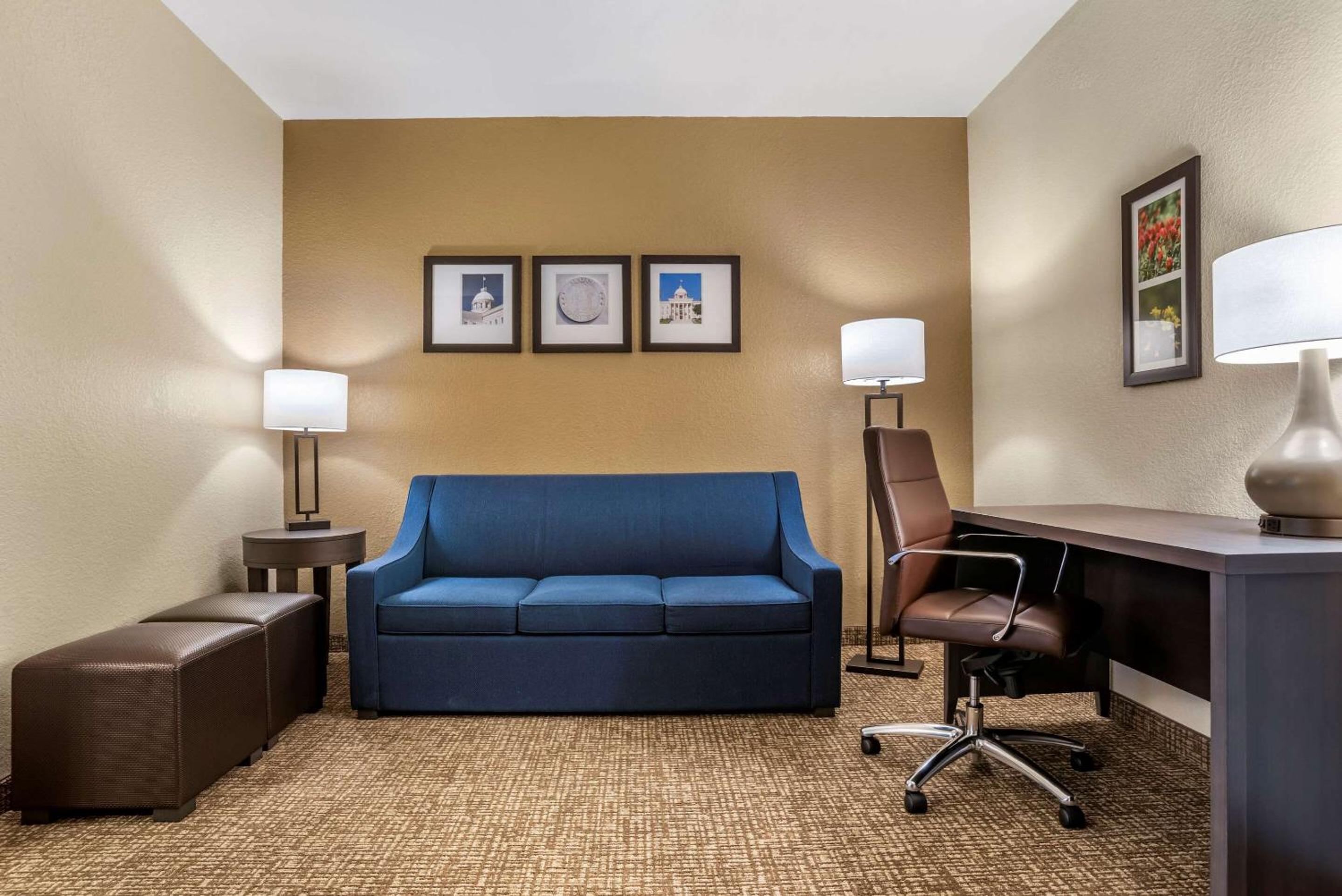 King Suite with Sofa Bed - Non-Smoking - Photo 3