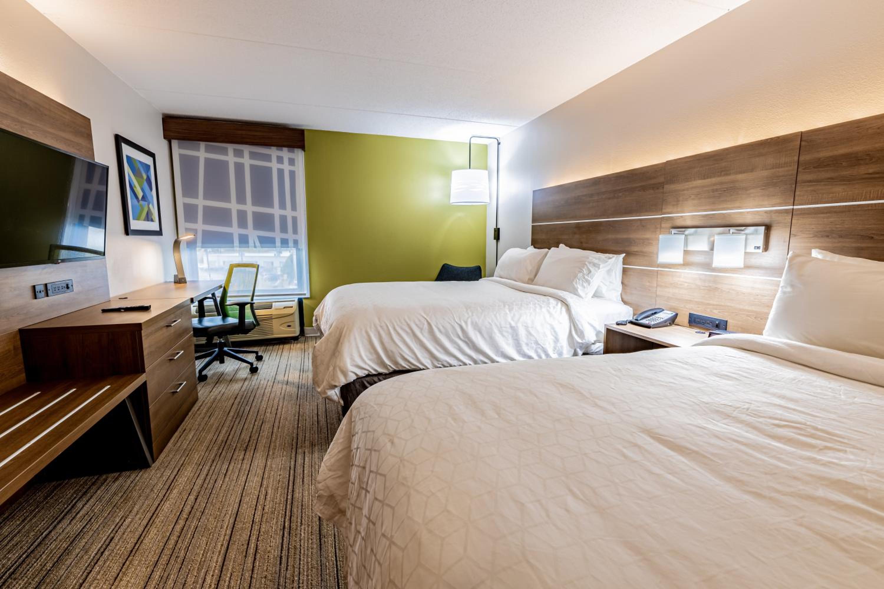 Standard Queen Room with Two Queen Beds - Photo 4