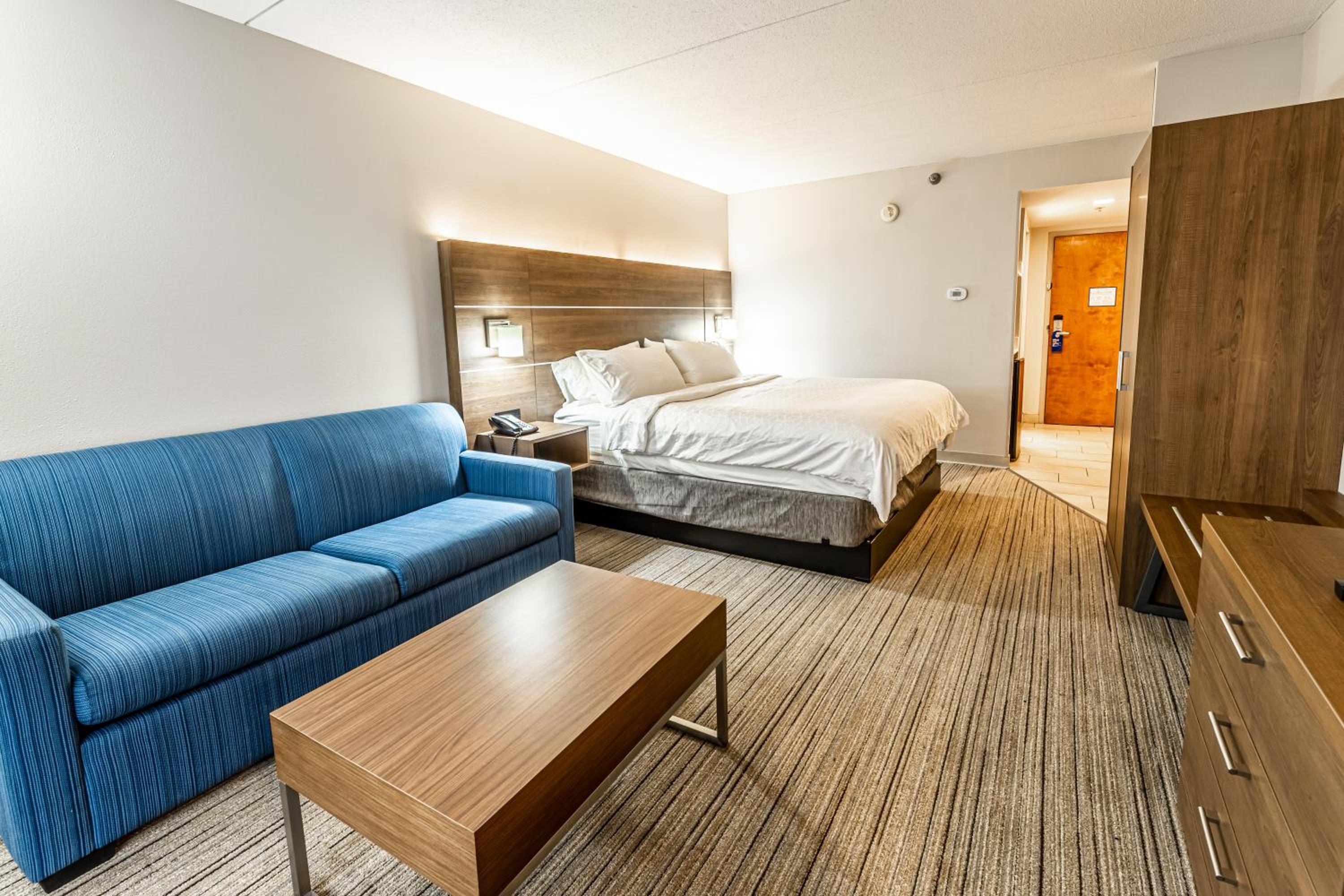 Standard King Room with Sofa Bed - Photo 12