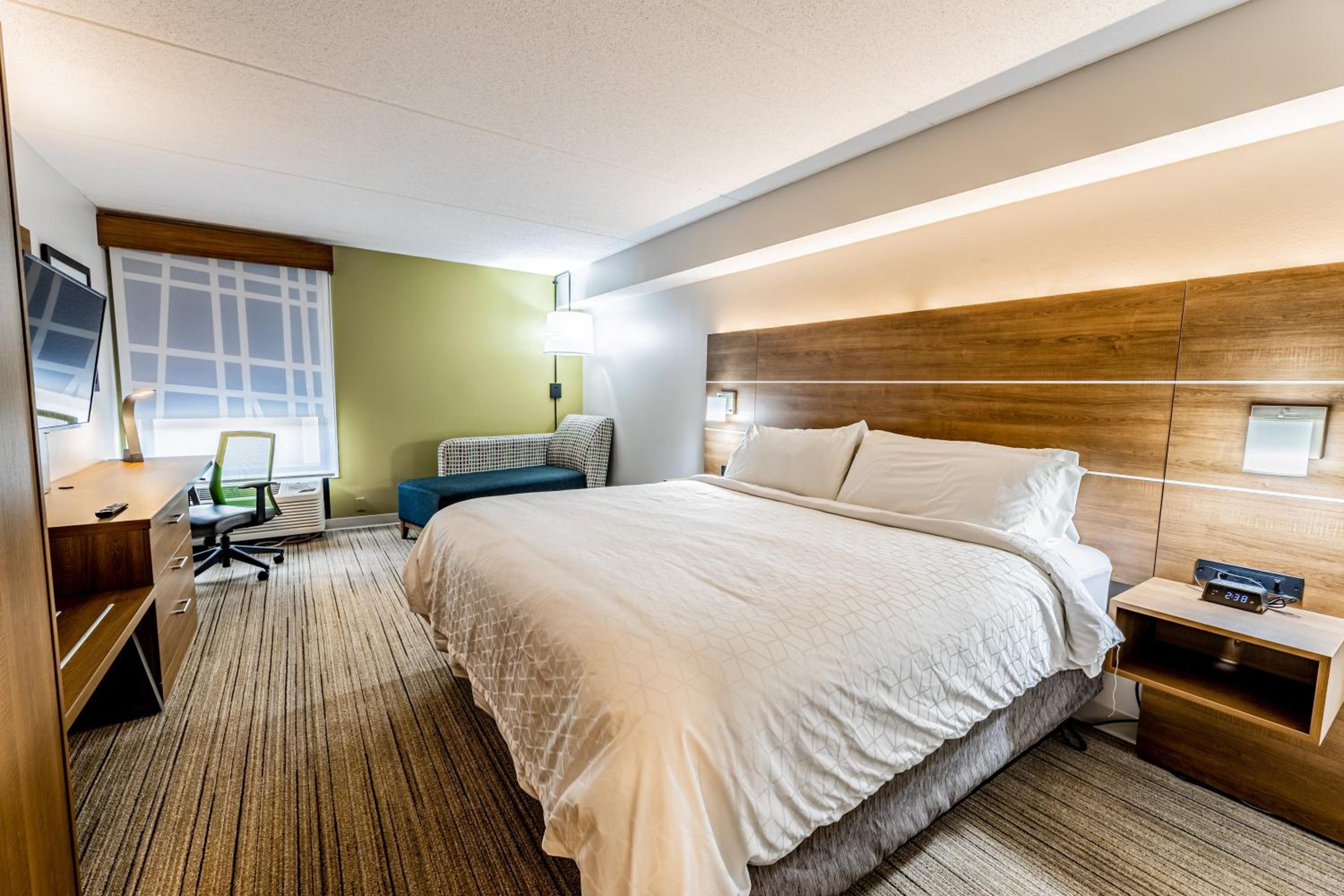 Standard King Room - Photo 12