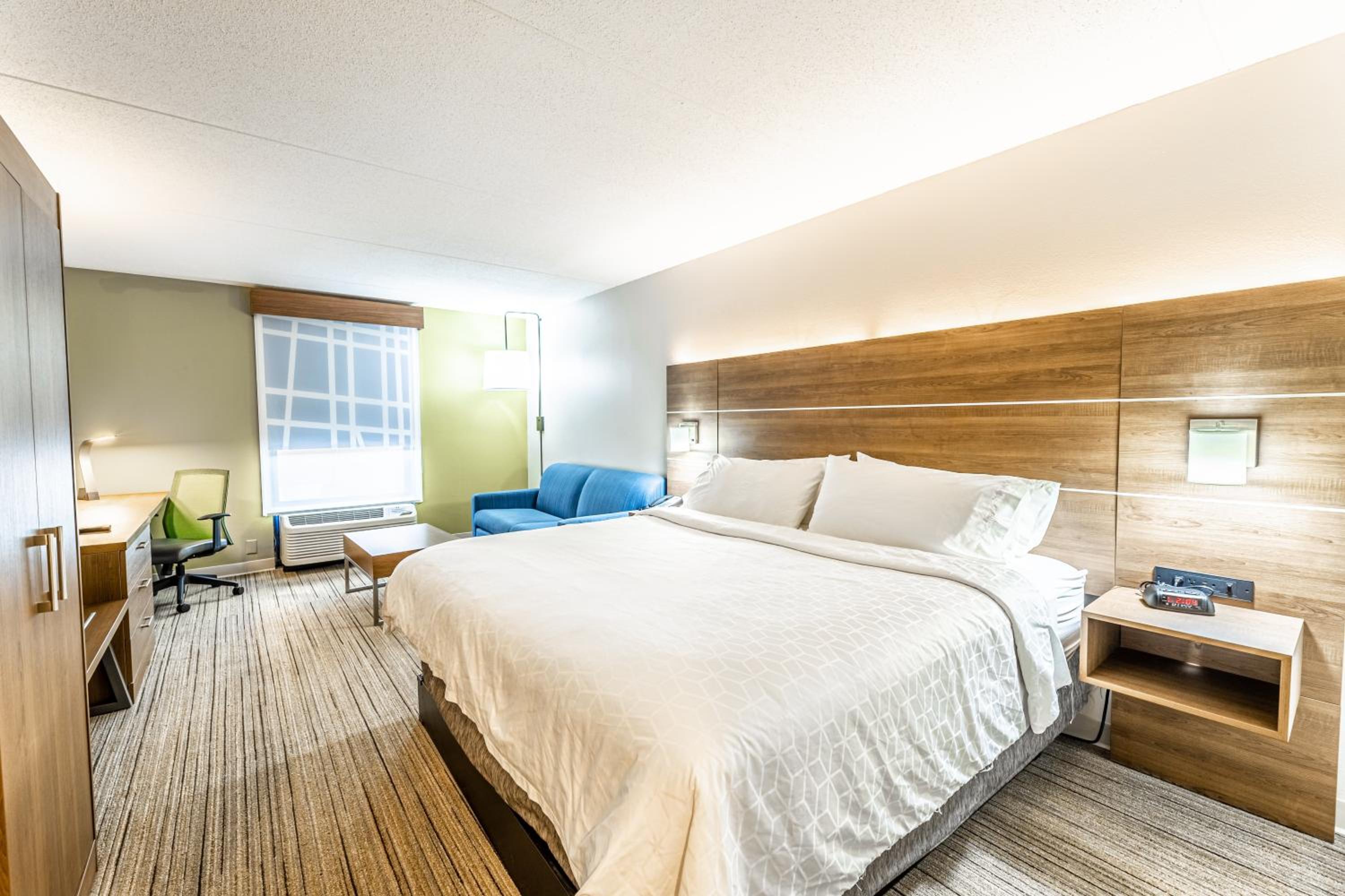 Standard King Room with Sofa Bed - Photo 2