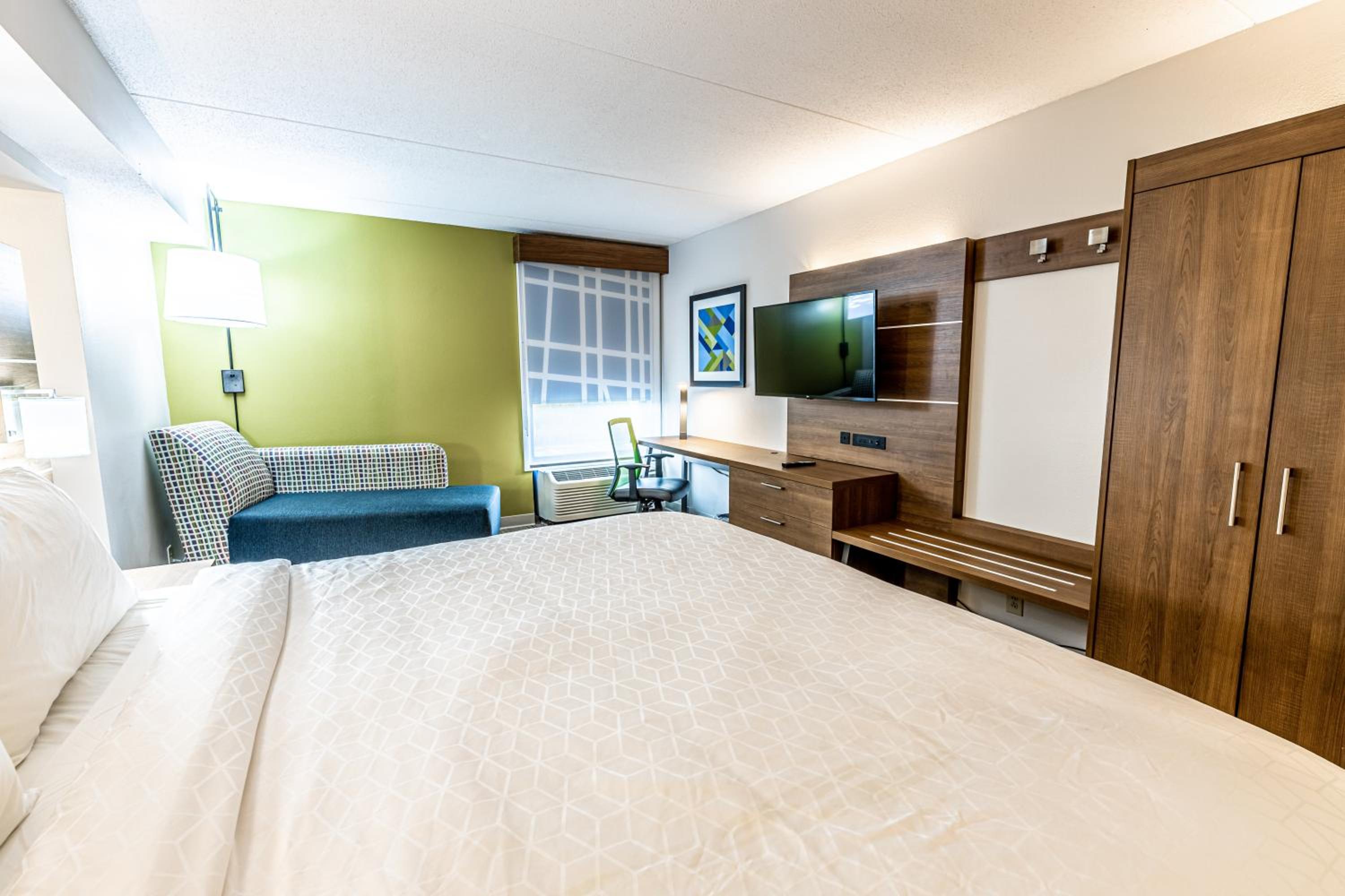 Standard King Room - Photo 8