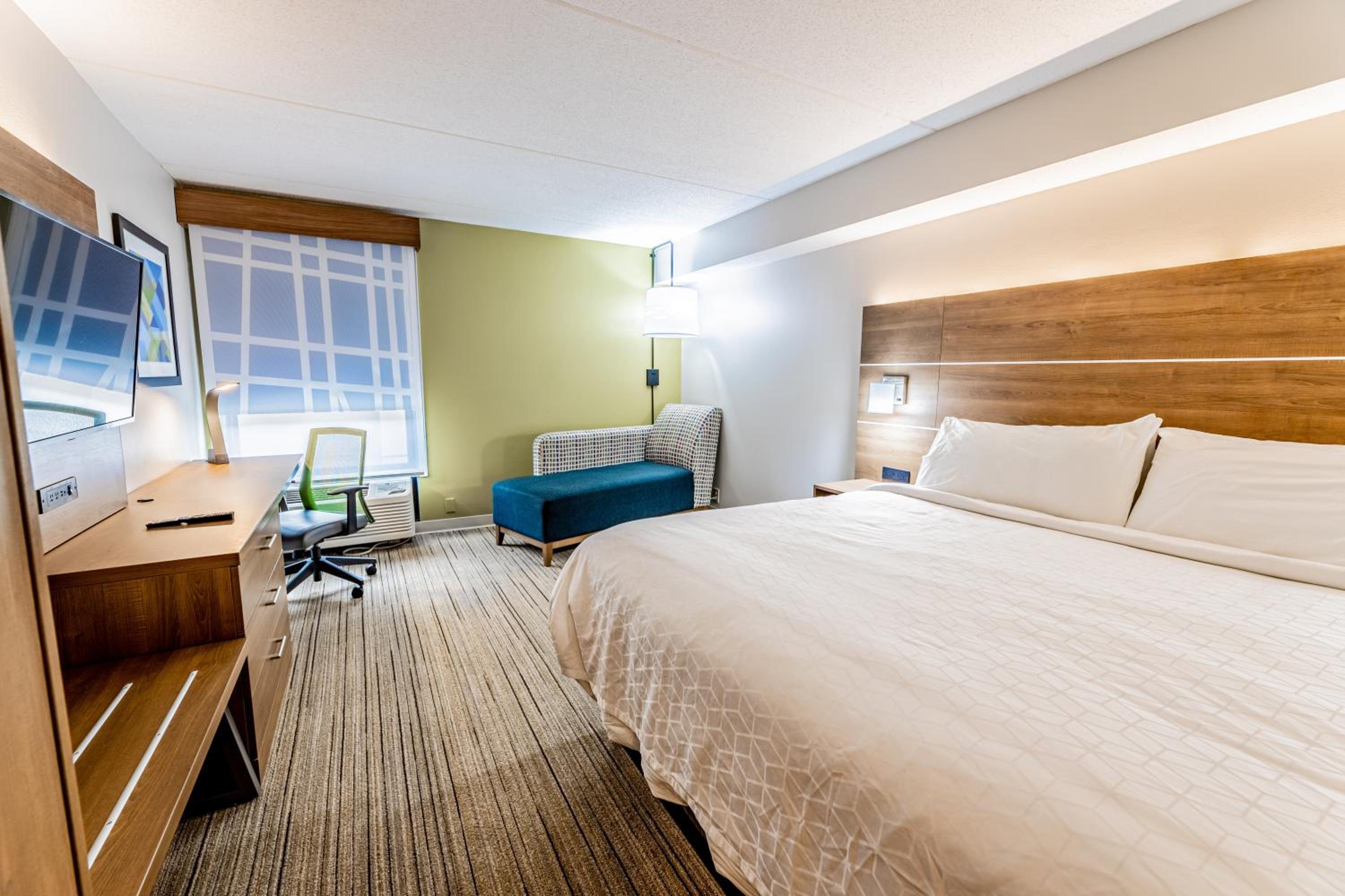 Standard King Room - Photo 11