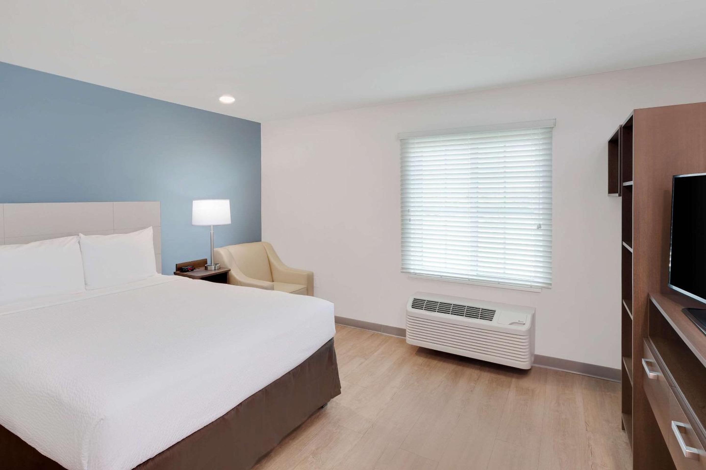 Queen Room  with Tub - Disability Access/Non-Smoking photo 1