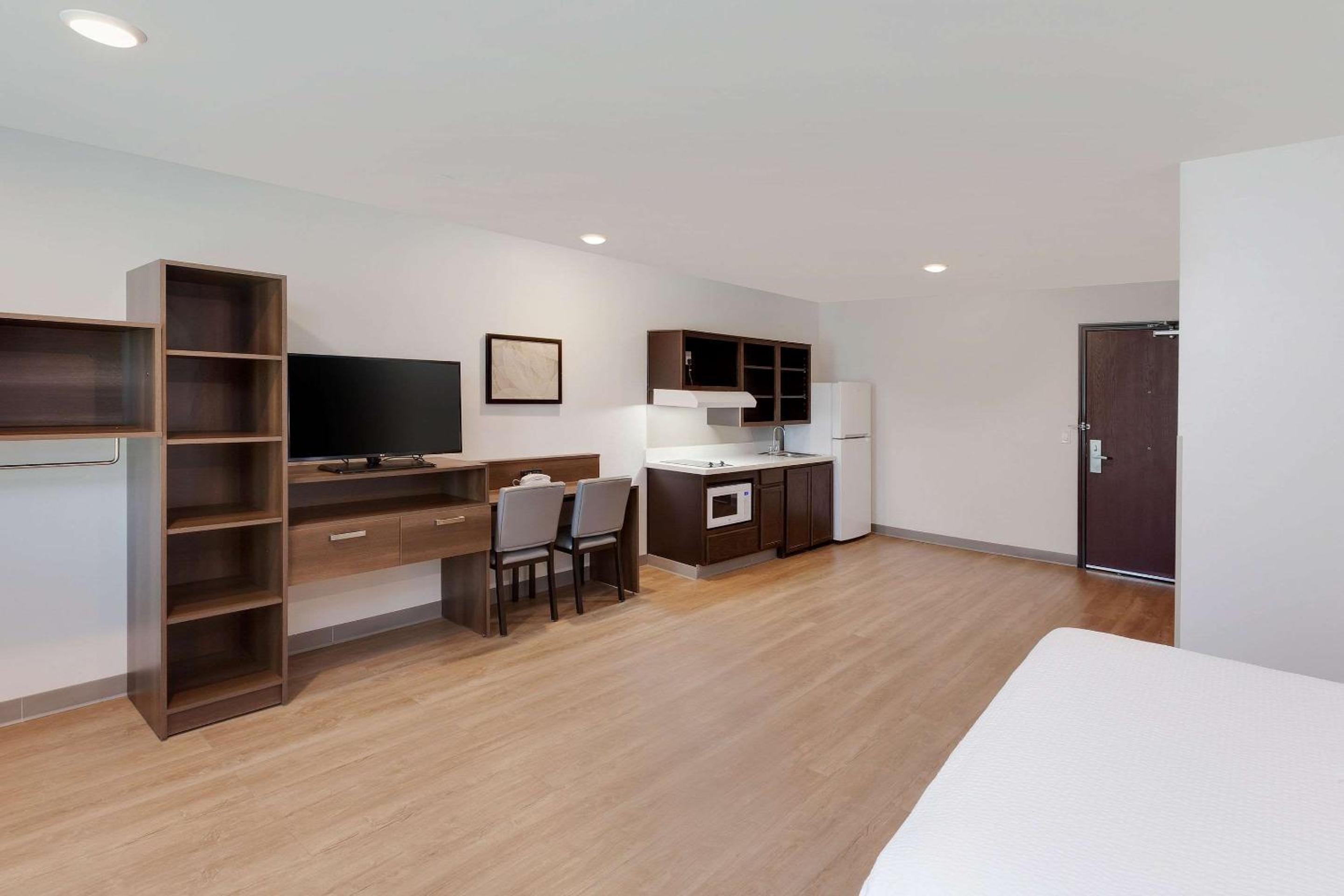 Queen Room  with Tub - Disability Access/Non-Smoking photo 3
