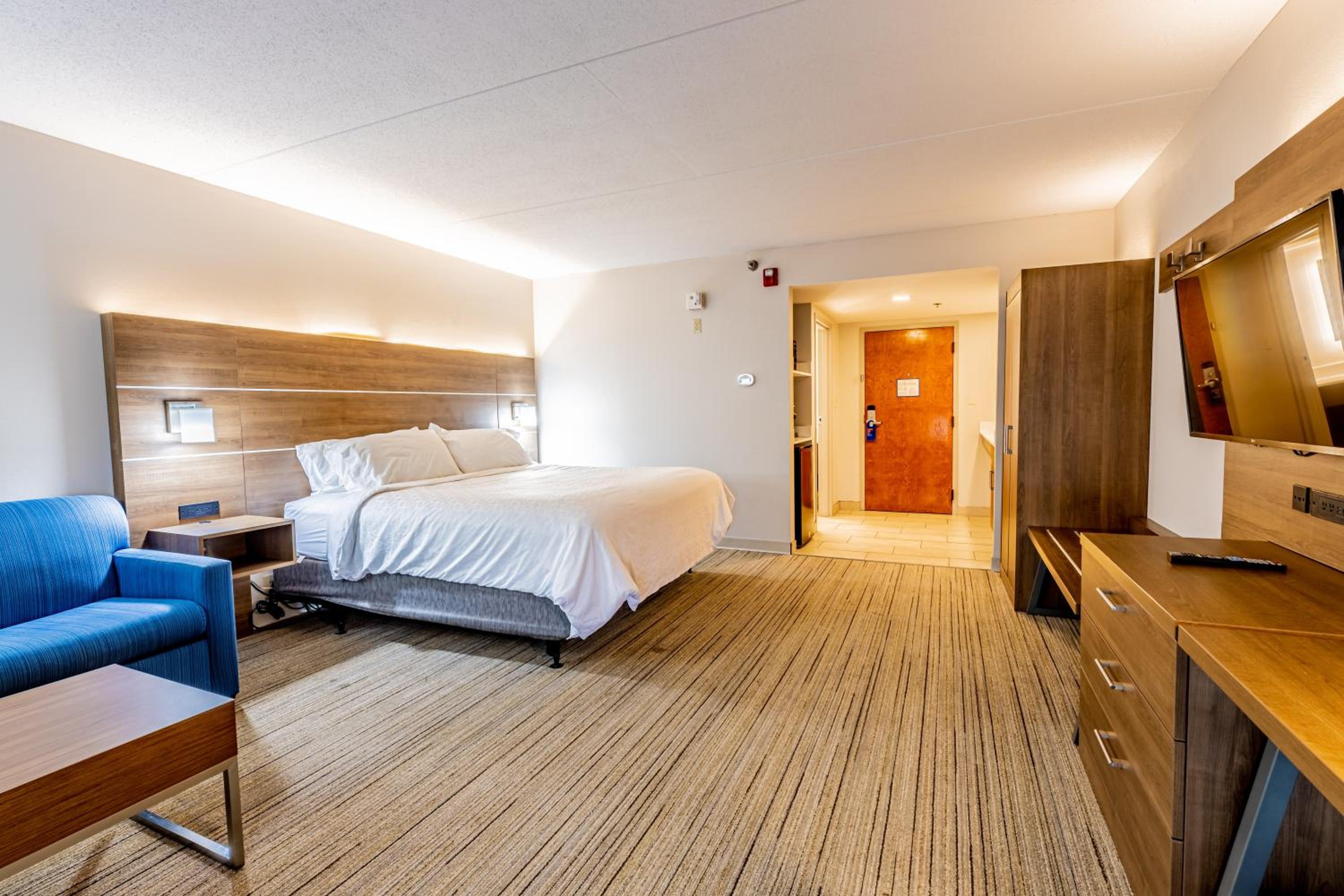 Standard King Room with Sofa Bed - Photo 9
