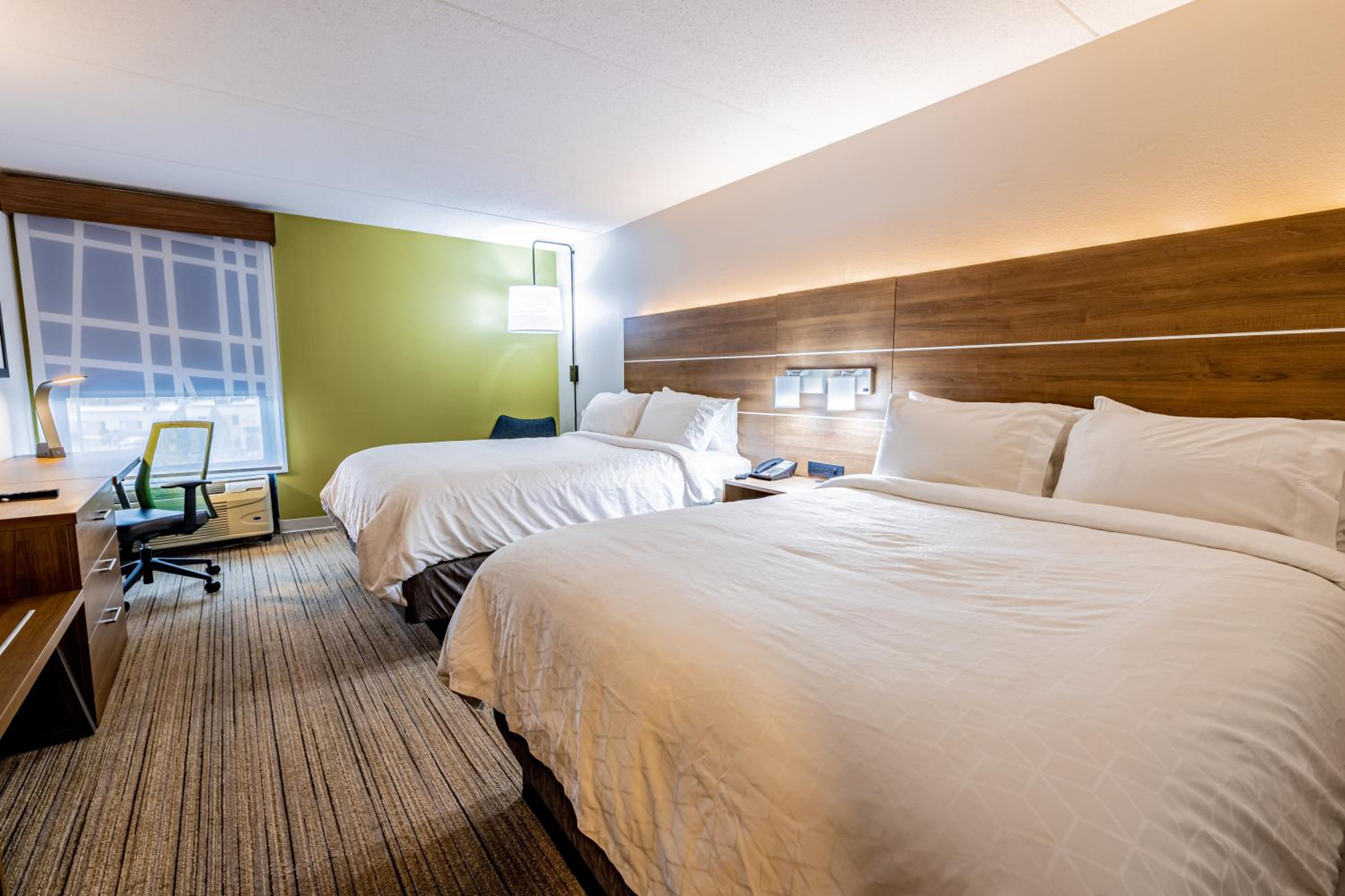 Standard Queen Room with Two Queen Beds - Photo 3