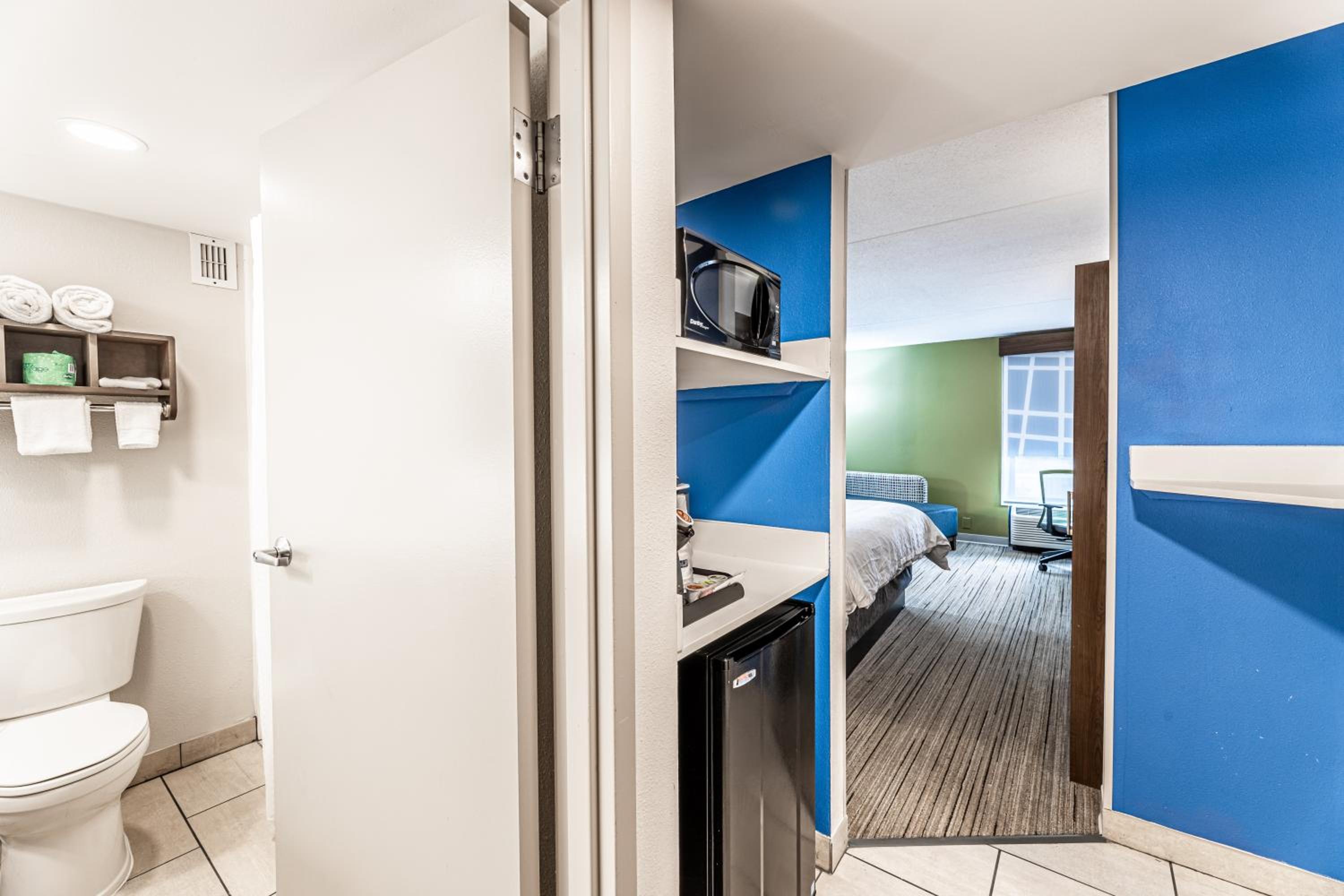 Standard King Room - Photo 15