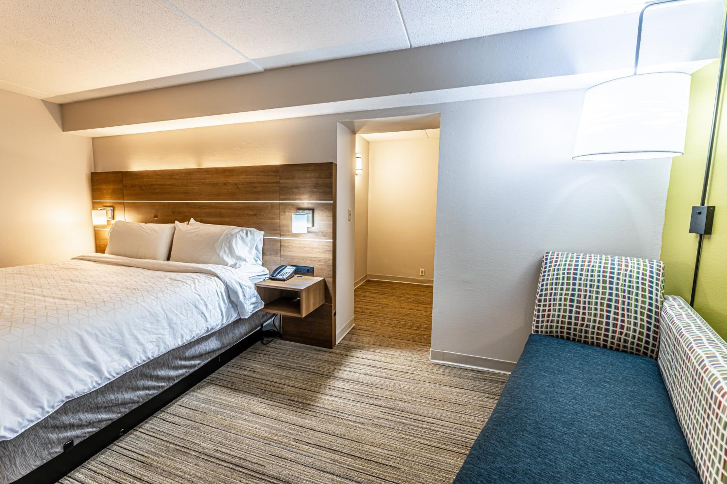 Standard King Room - Photo 6
