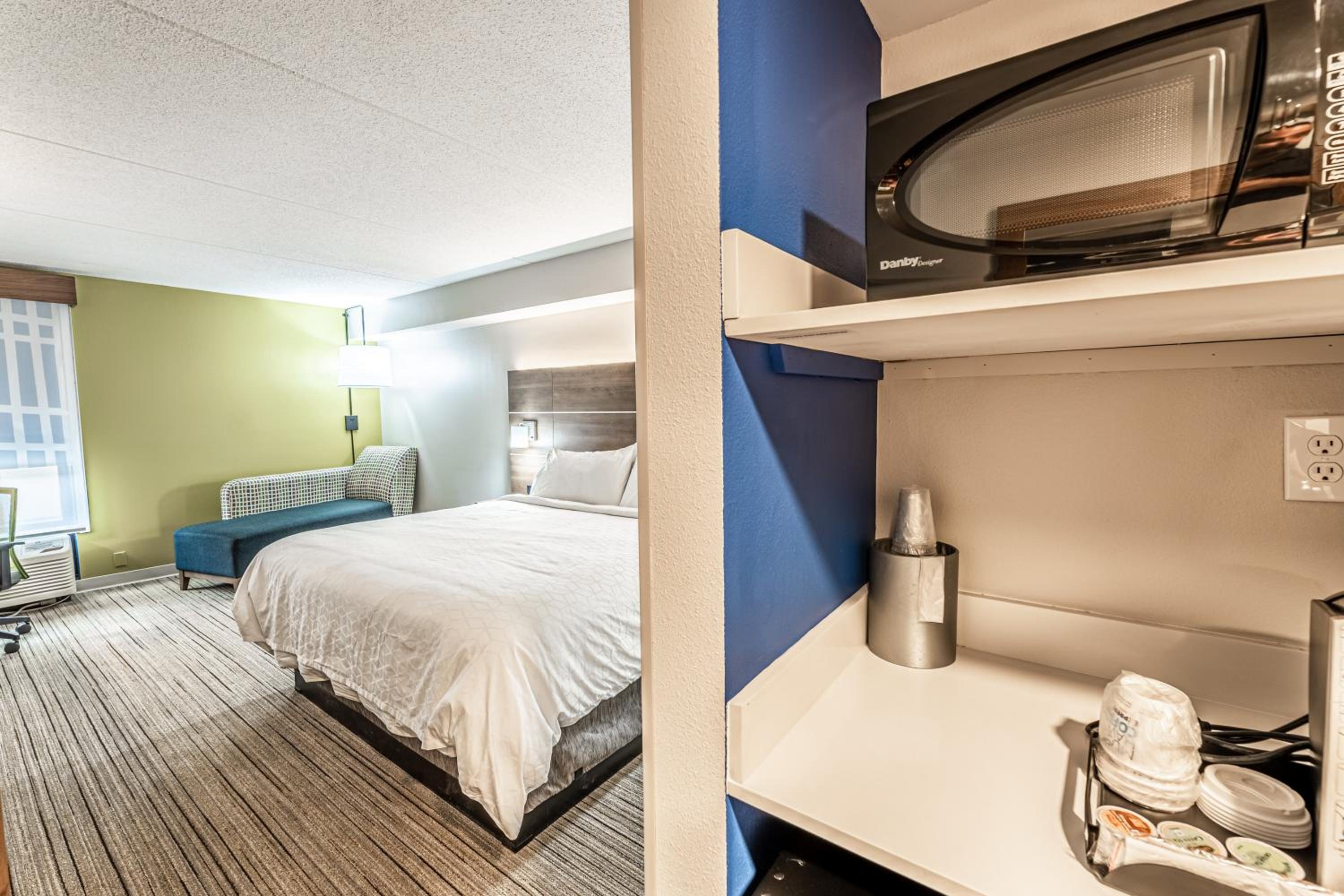 Standard King Room - Photo 13