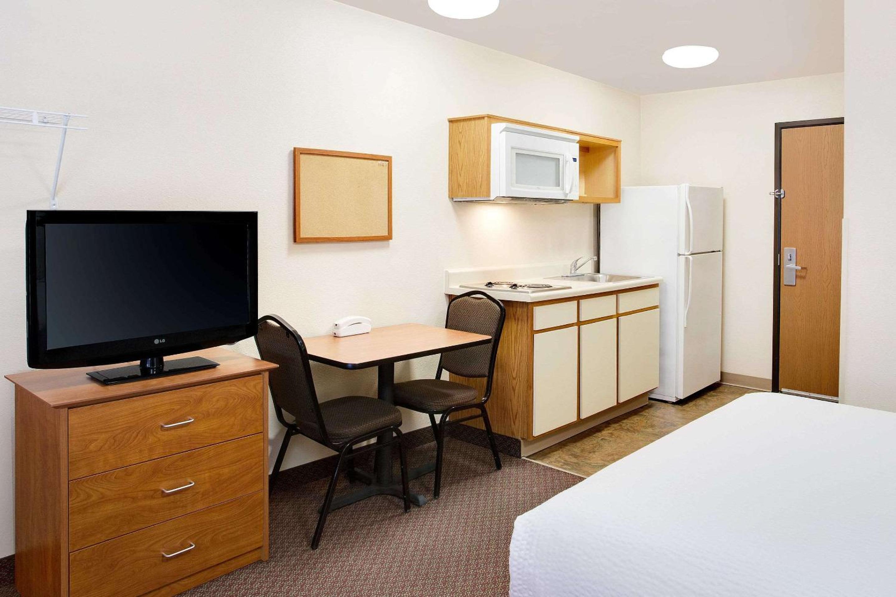 Standard Double Room with Roll-In Shower - Disability Access/Non-Smoking  photo 3