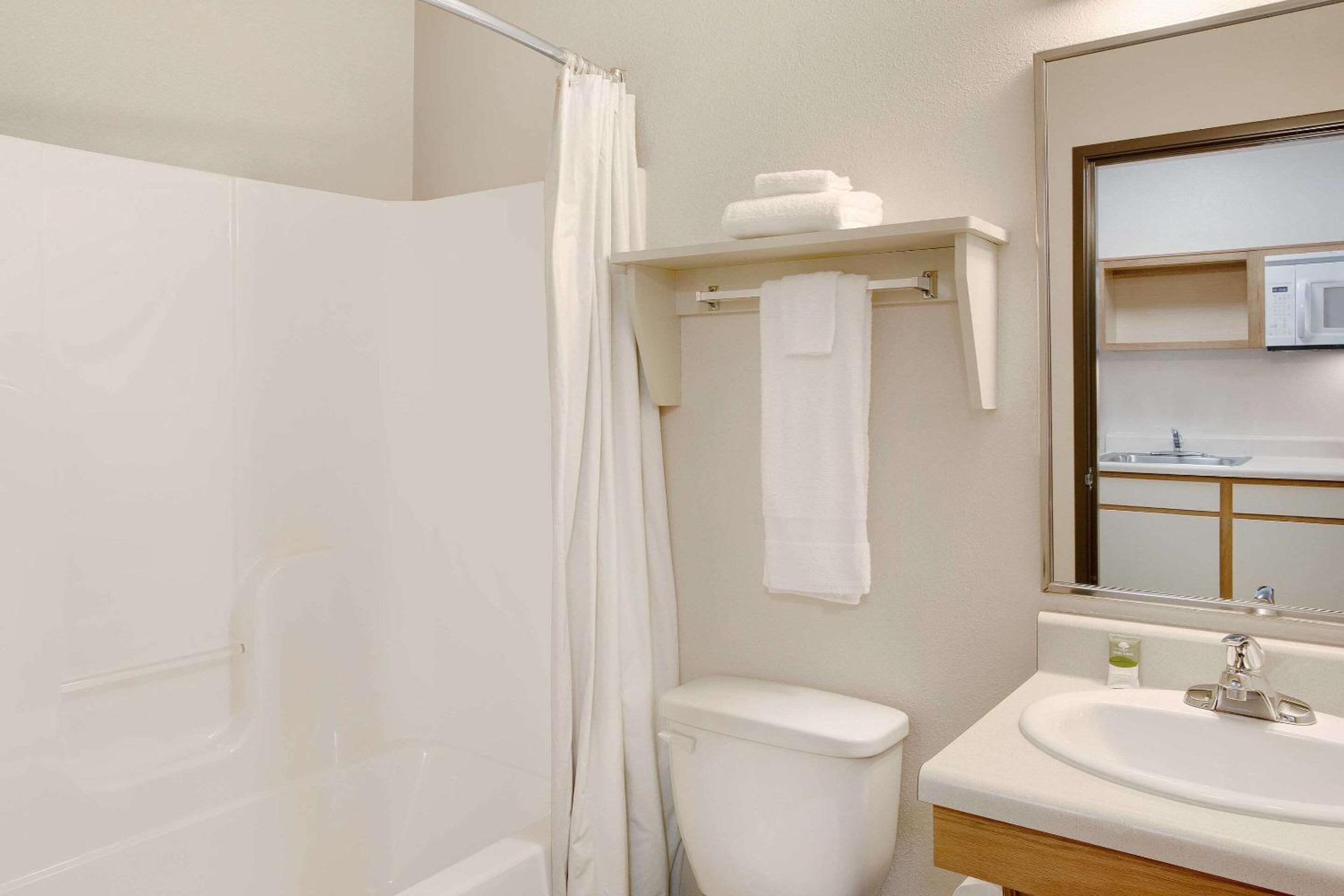 Queen Suite with Two Queen Beds - Non-Smoking photo 2