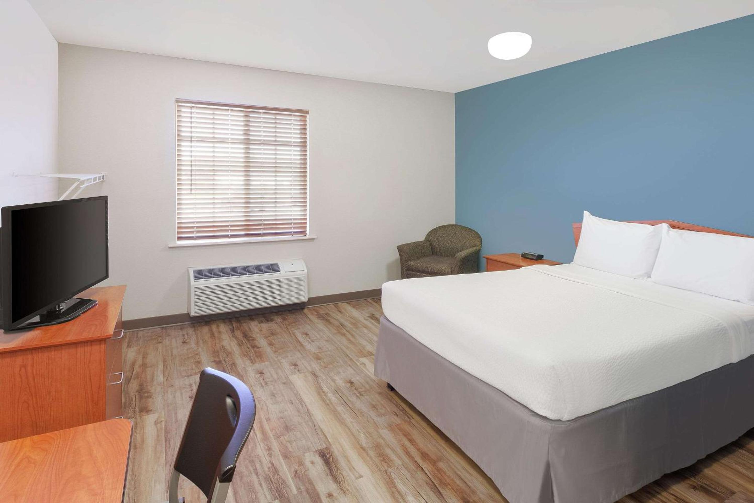 Standard Double Room with Roll-In Shower - Disability Access/Non-Smoking  photo 3