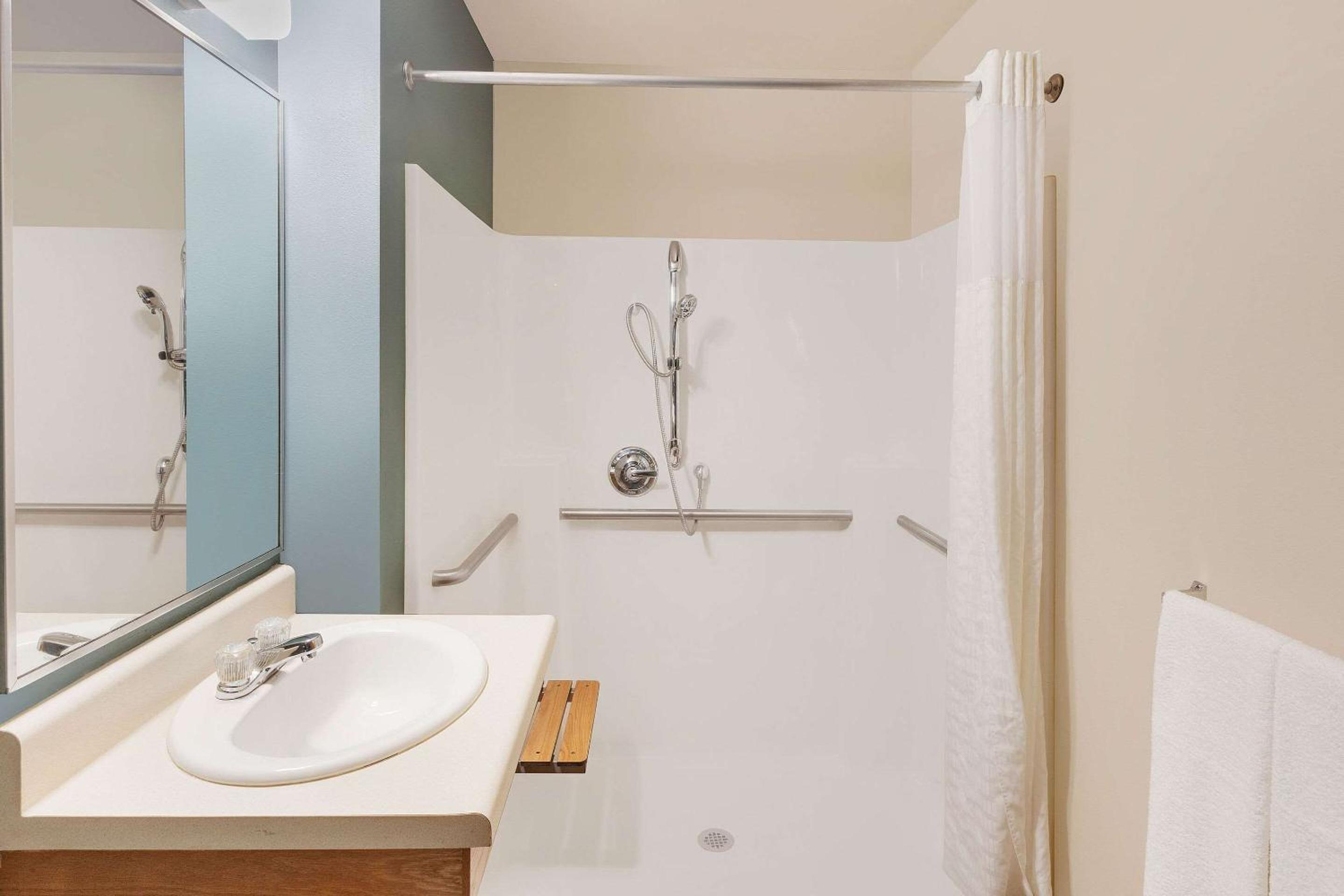 Standard Double Room with Roll-In Shower - Disability Access/Non-Smoking  photo 2