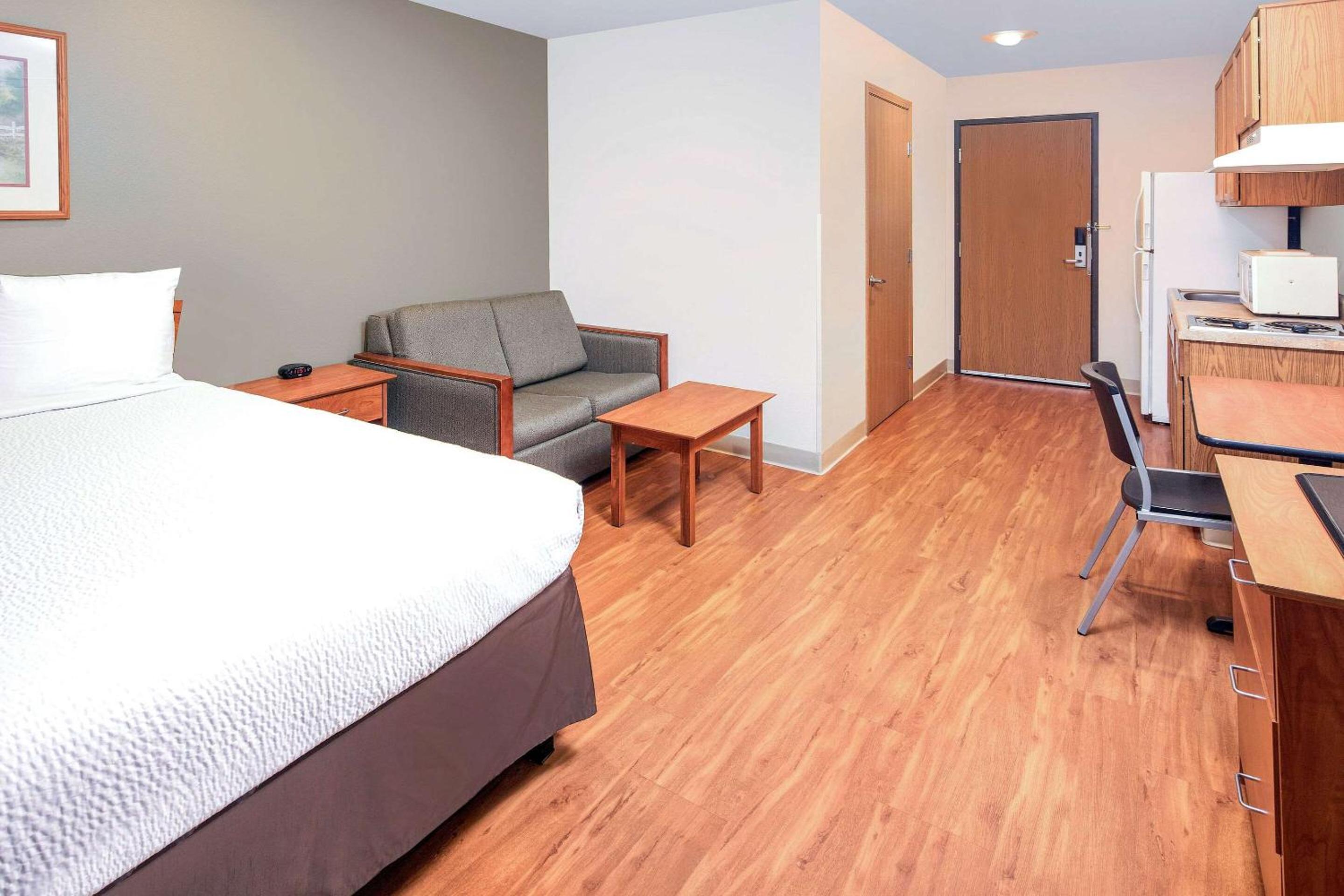 Queen Room with Sofa Bed - Disability Access/Smoking photo 3