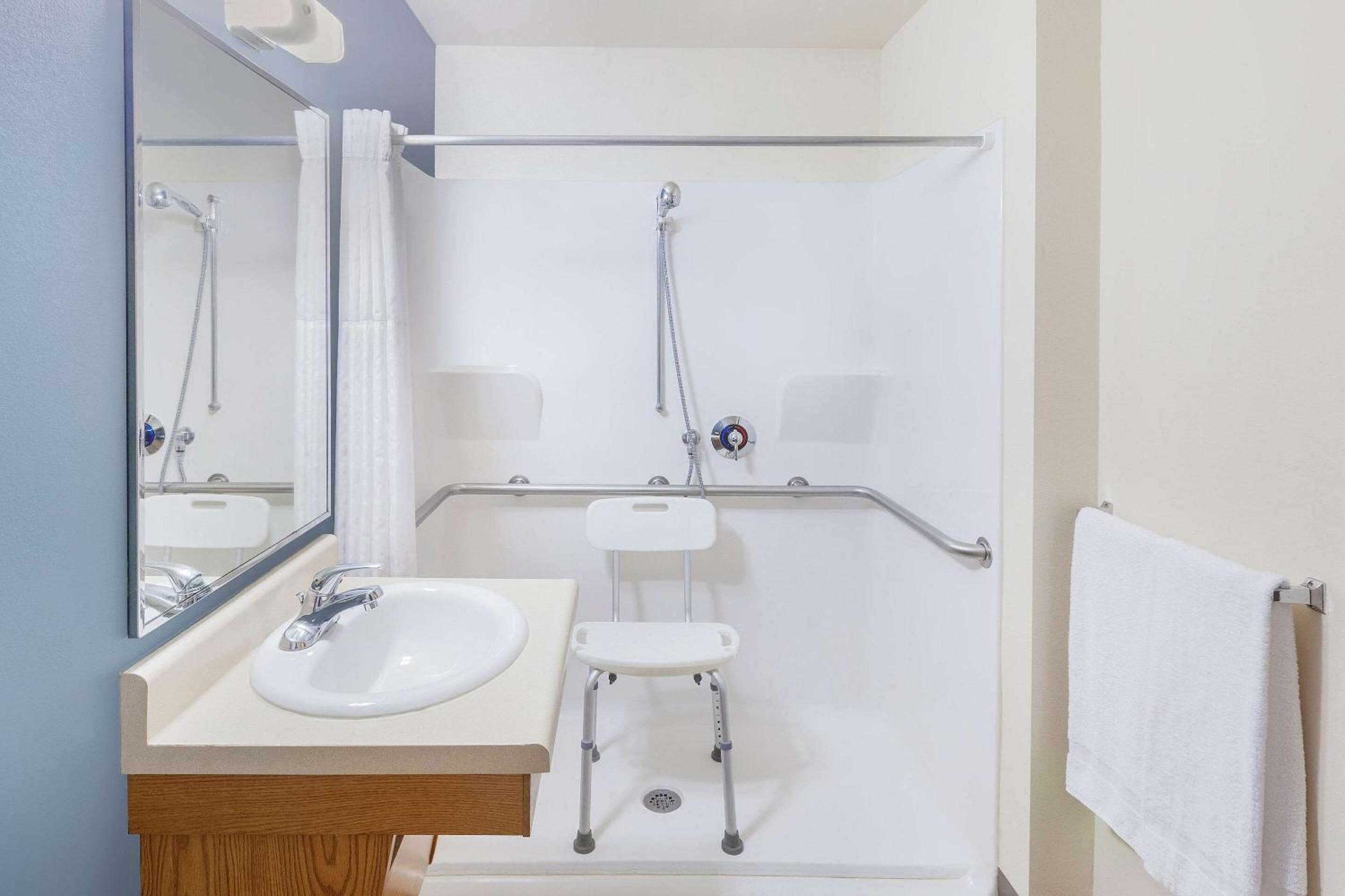 Standard Double Room with Tub - Disability Access/Non-Smoking photo 2