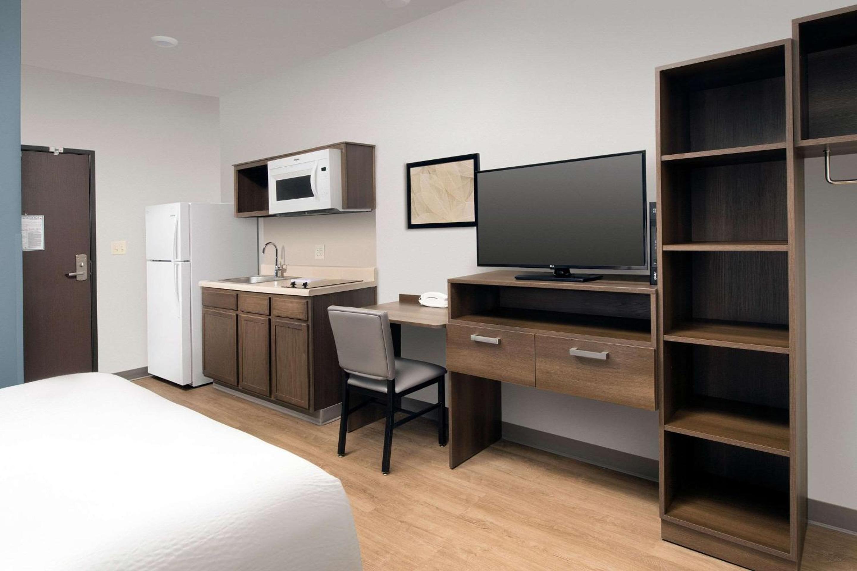 Queen Room  with Roll-In Shower - Disability Access/Non-Smoking photo 2