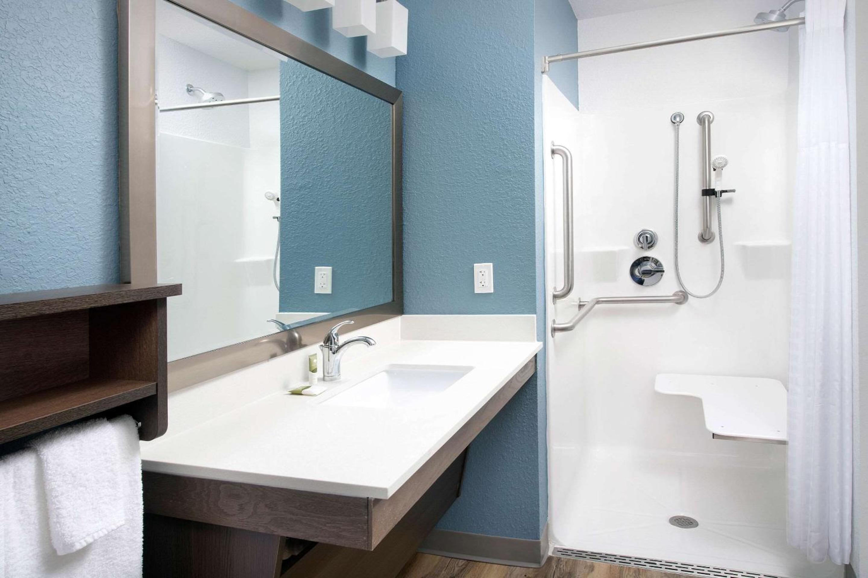 Queen Room  with Roll-In Shower - Disability Access/Non-Smoking photo 3