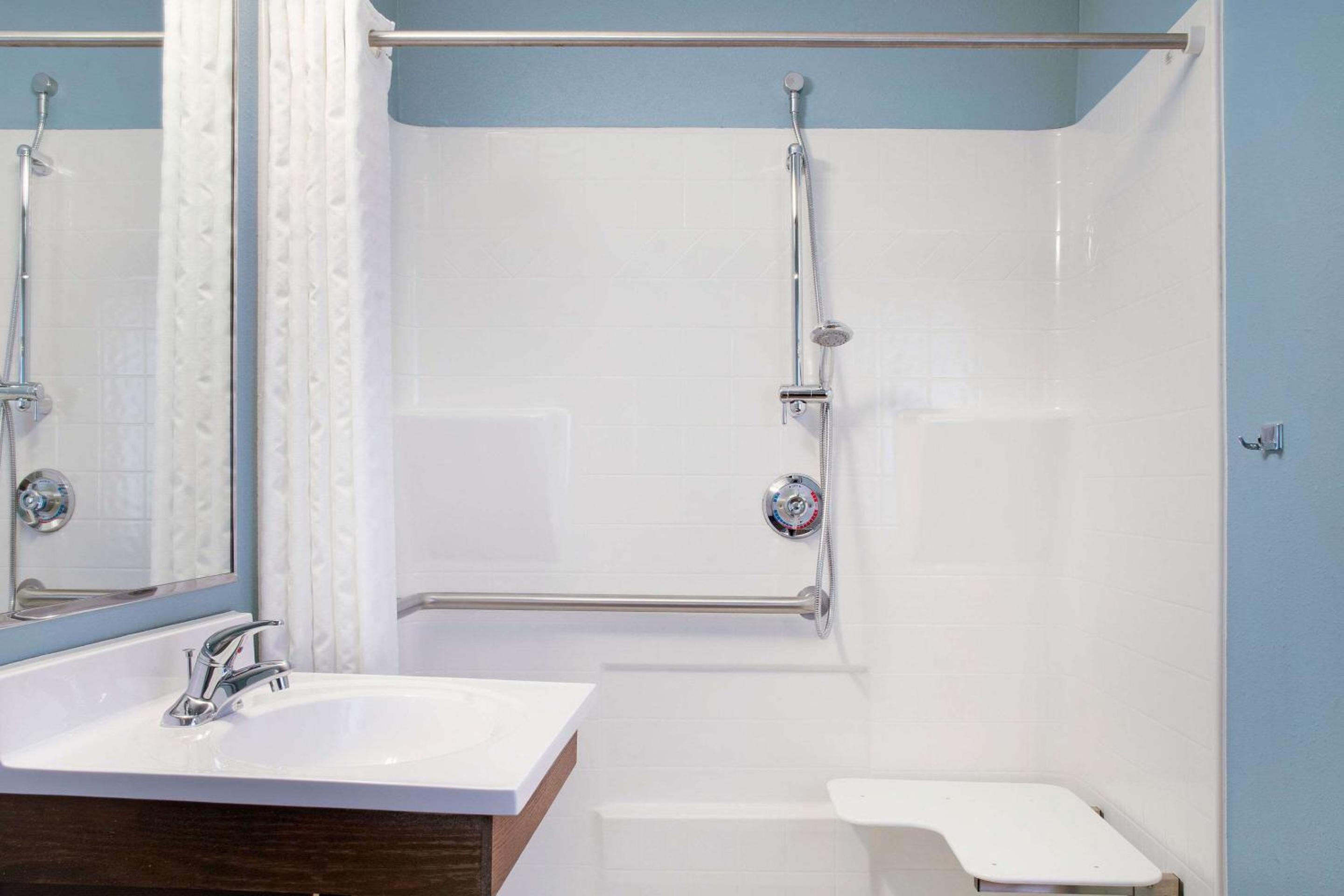 Queen Room  with Roll-In Shower - Disability Access/Non-Smoking photo 3
