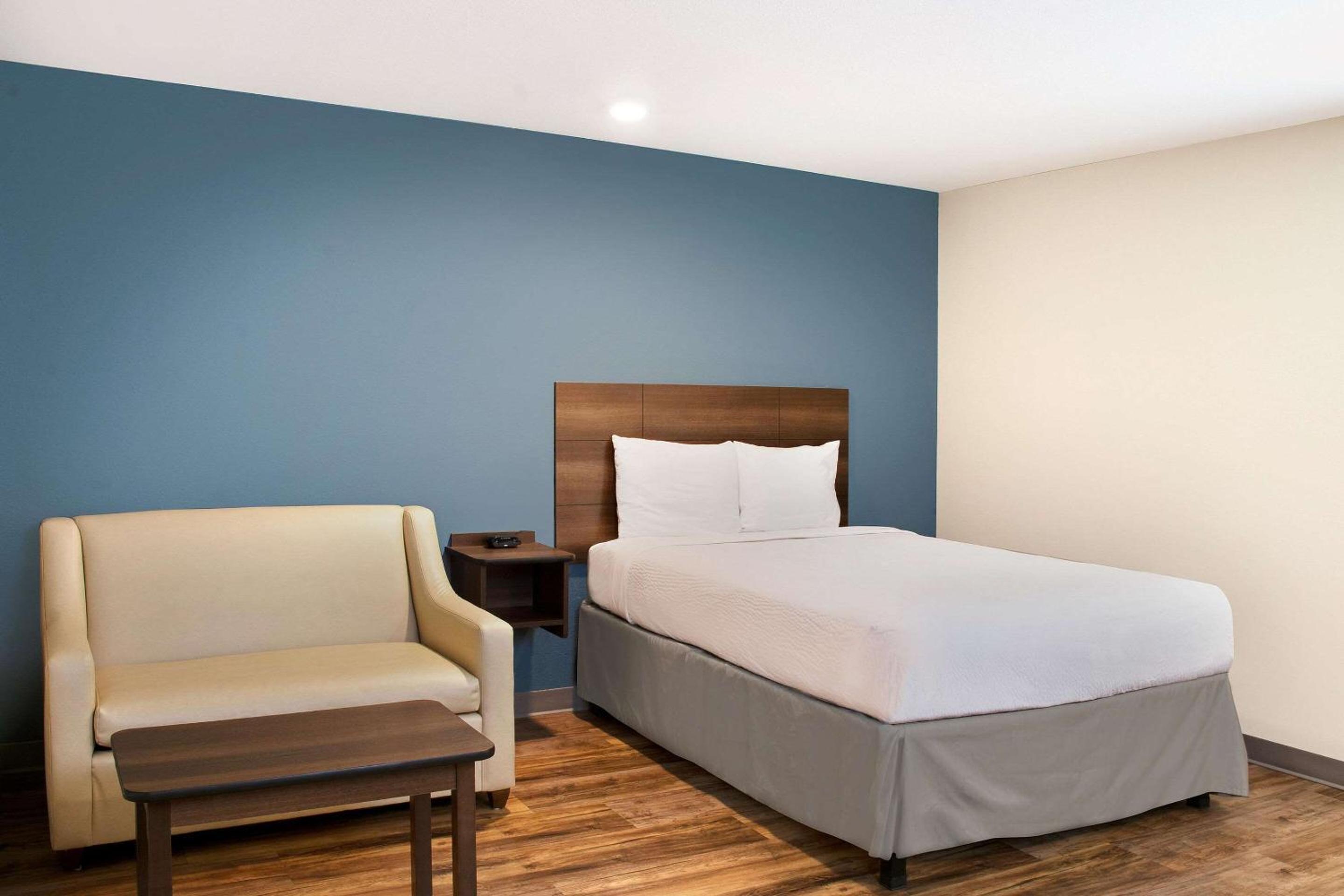 Queen Room  with Tub - Disability Access/Non-Smoking photo 3