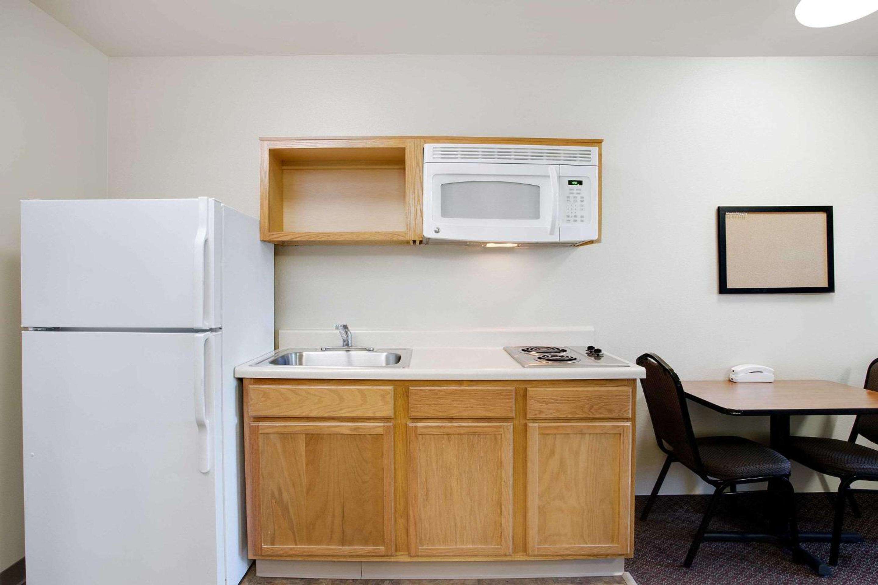 Efficiency Queen Room with Accessible Tub - Smoking photo 1
