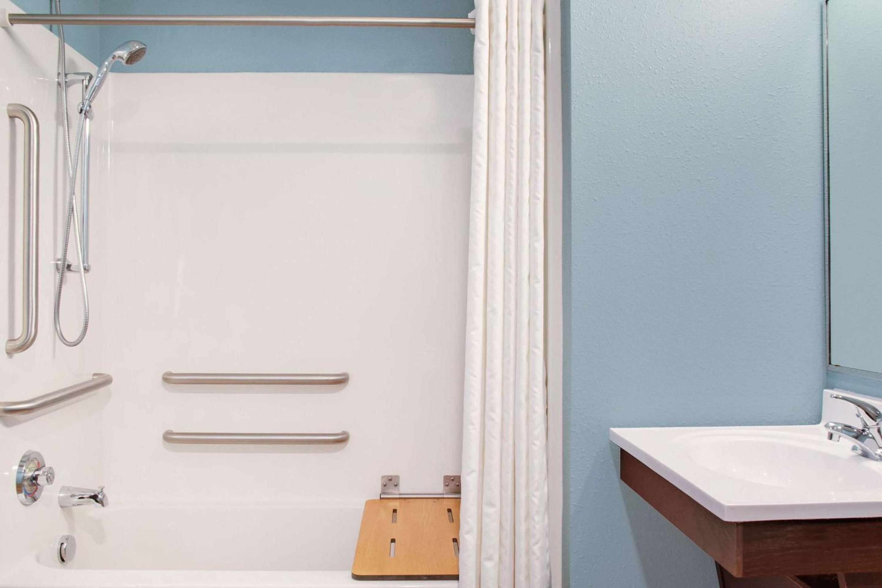 Queen Room  with Roll-In Shower - Disability Access/Non-Smoking photo 2