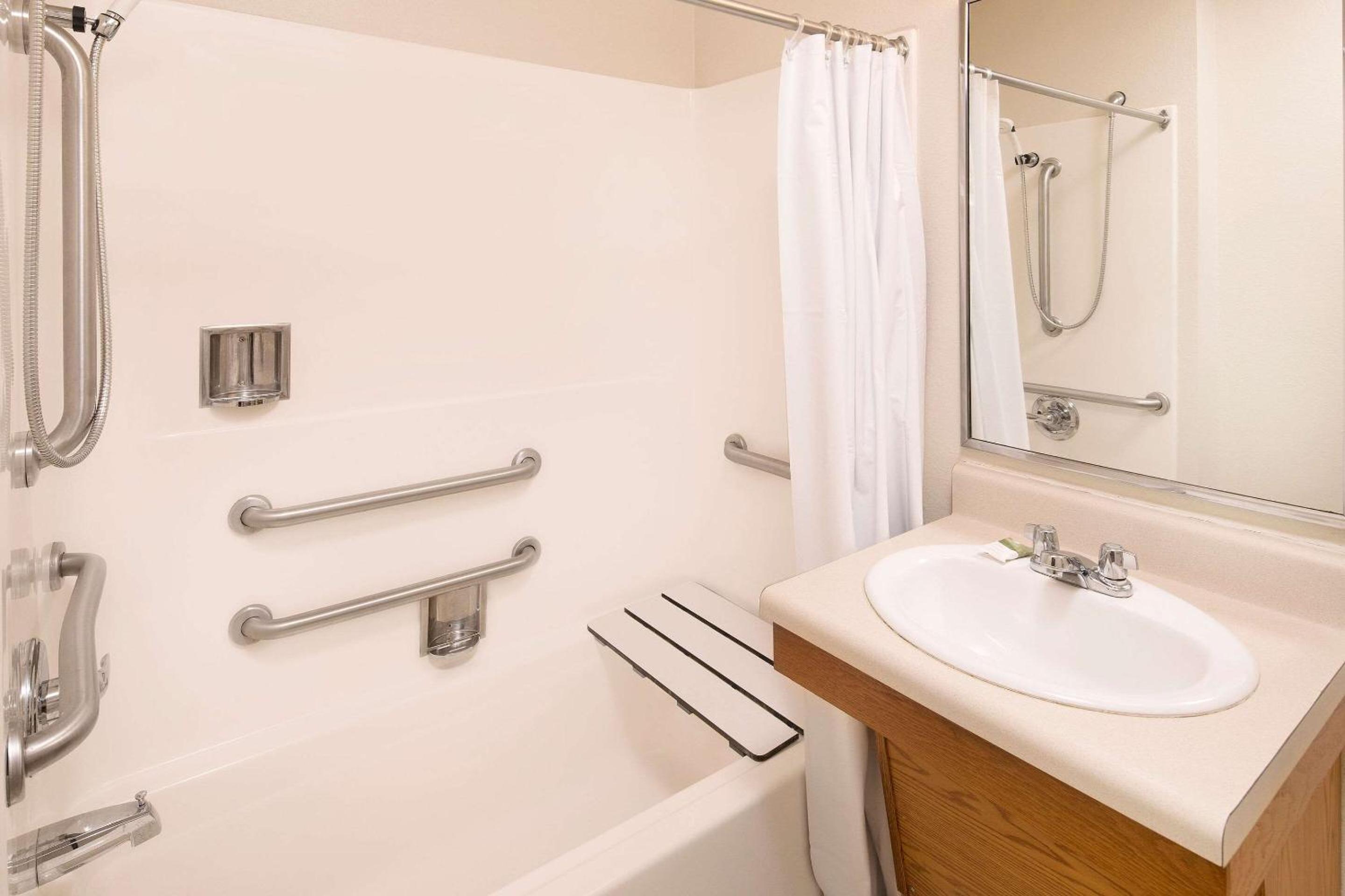Double Room with Two Double Beds - Accessible/Non-Smoking photo 2