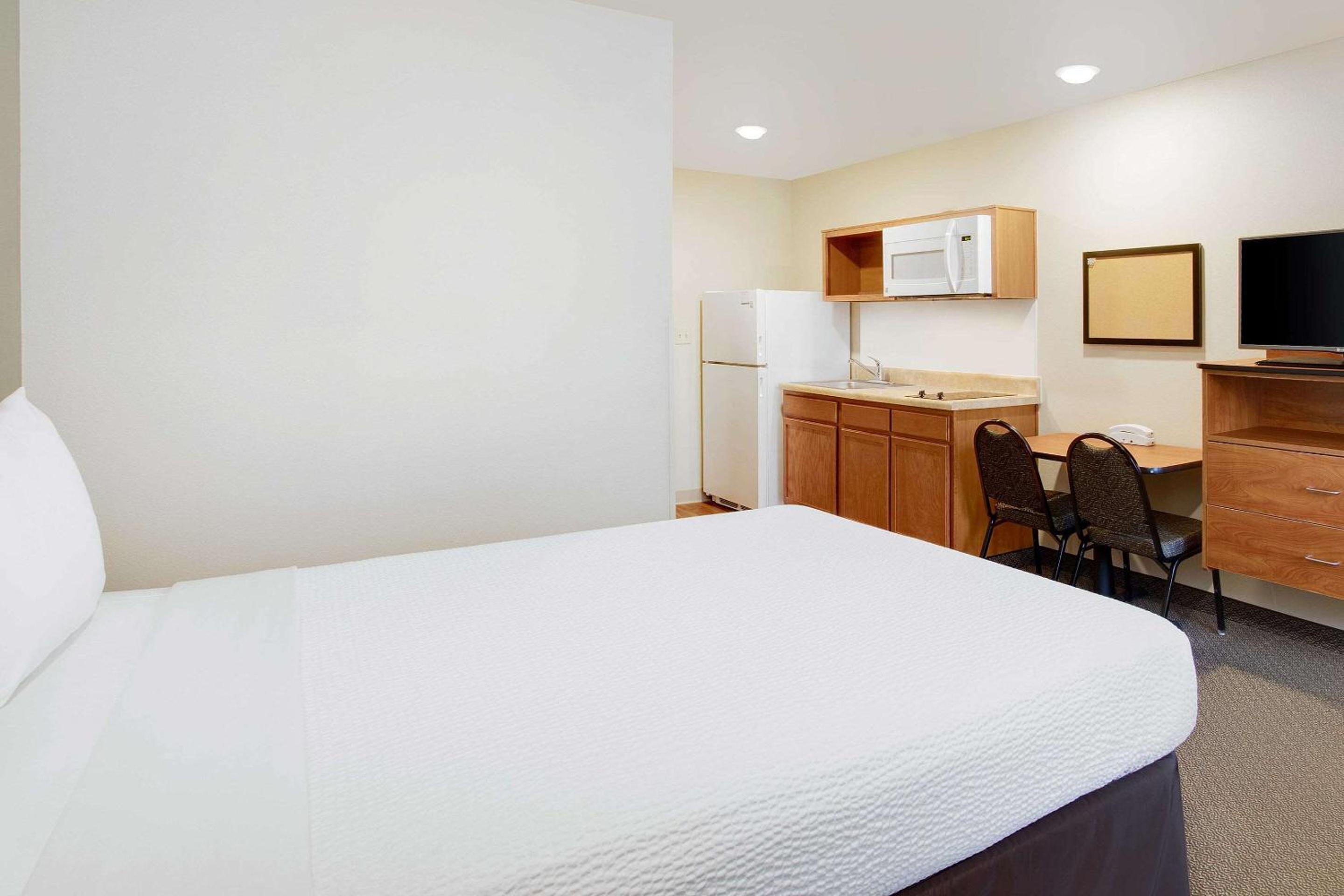 Queen Room - Accessible/Non Smoking photo 3