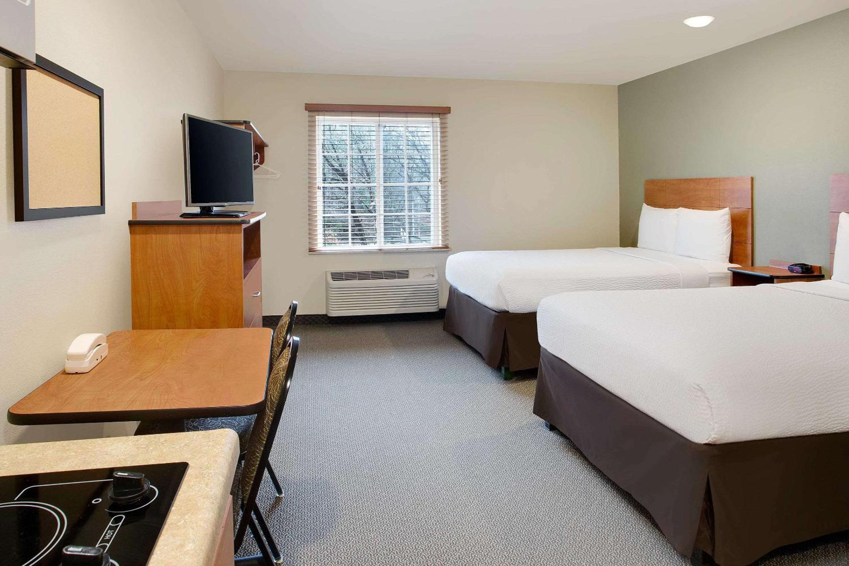 Queen Room with Two Queen Beds - Non Smoking photo 1