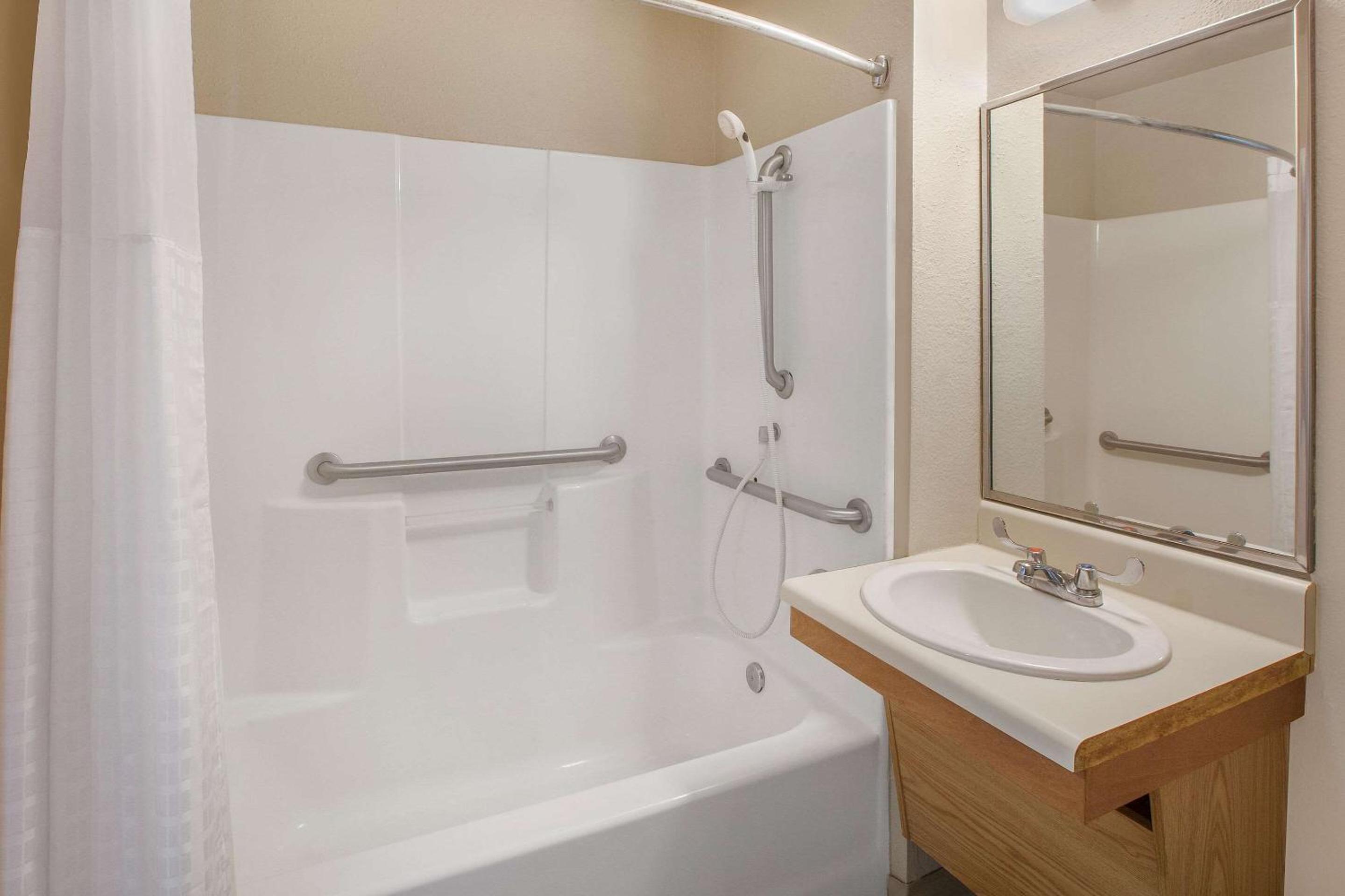 Double Room with Two Double Beds - Accessible/Non-Smoking photo 3