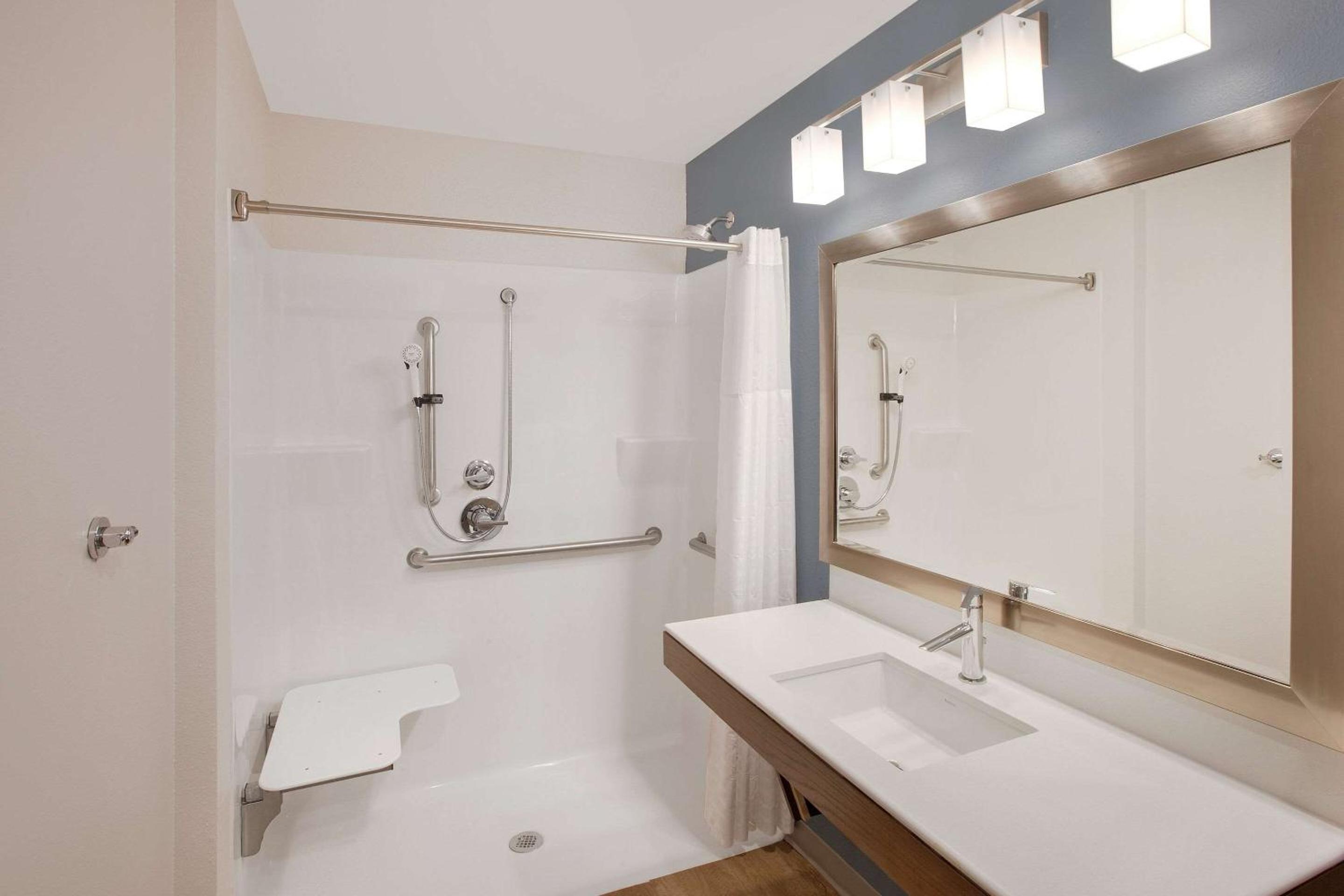 Queen Room  with Roll-In Shower - Disability Access/Non-Smoking photo 2
