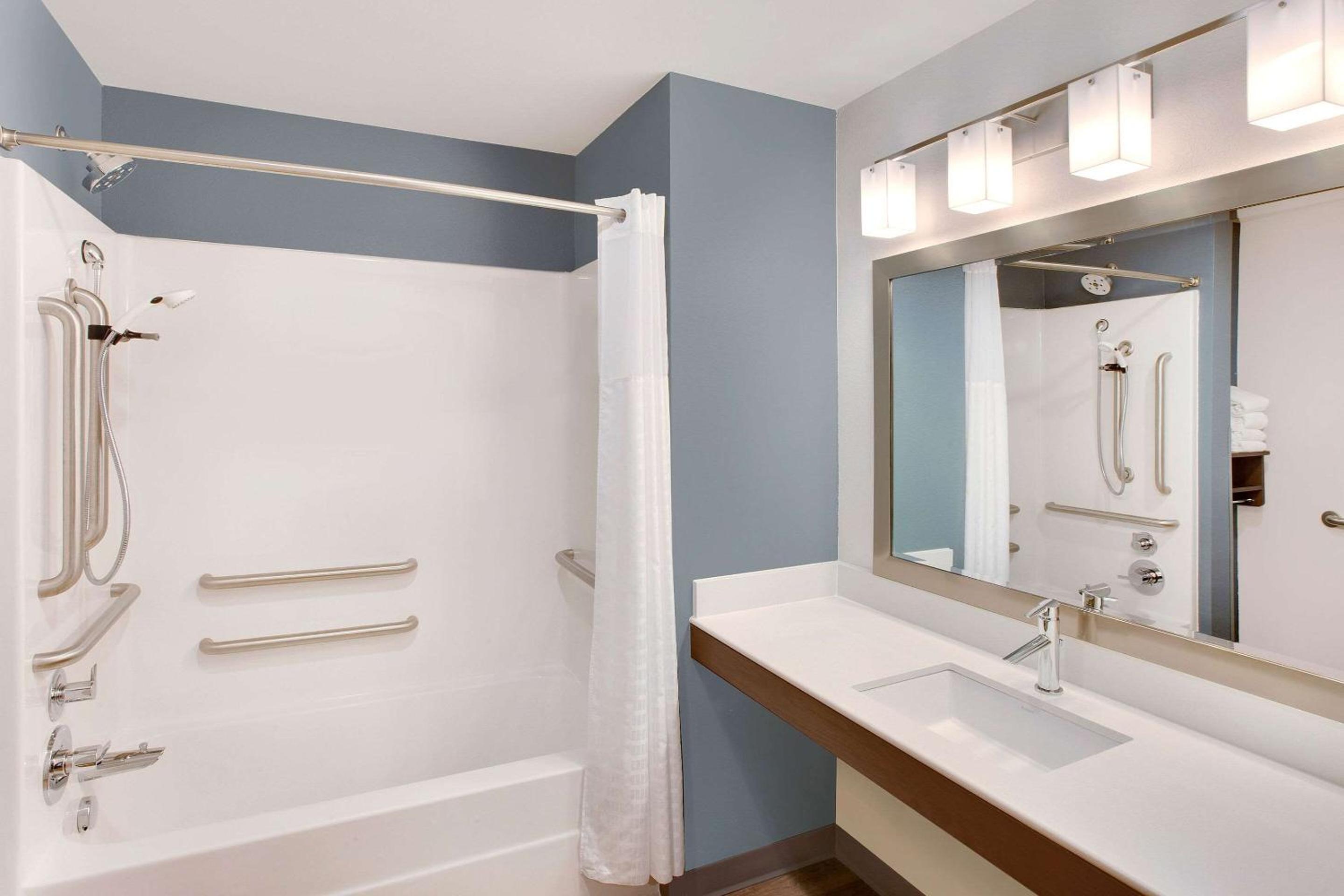 Queen Room with Two Queen Beds - Accessible/Non-Smoking  photo 2