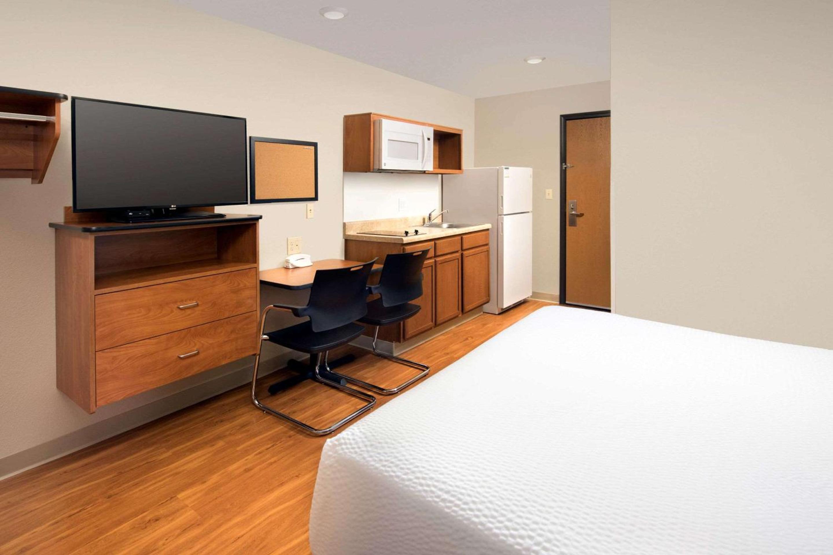 Queen Room  with Roll-In Shower - Disability Access/Non-Smoking photo 3