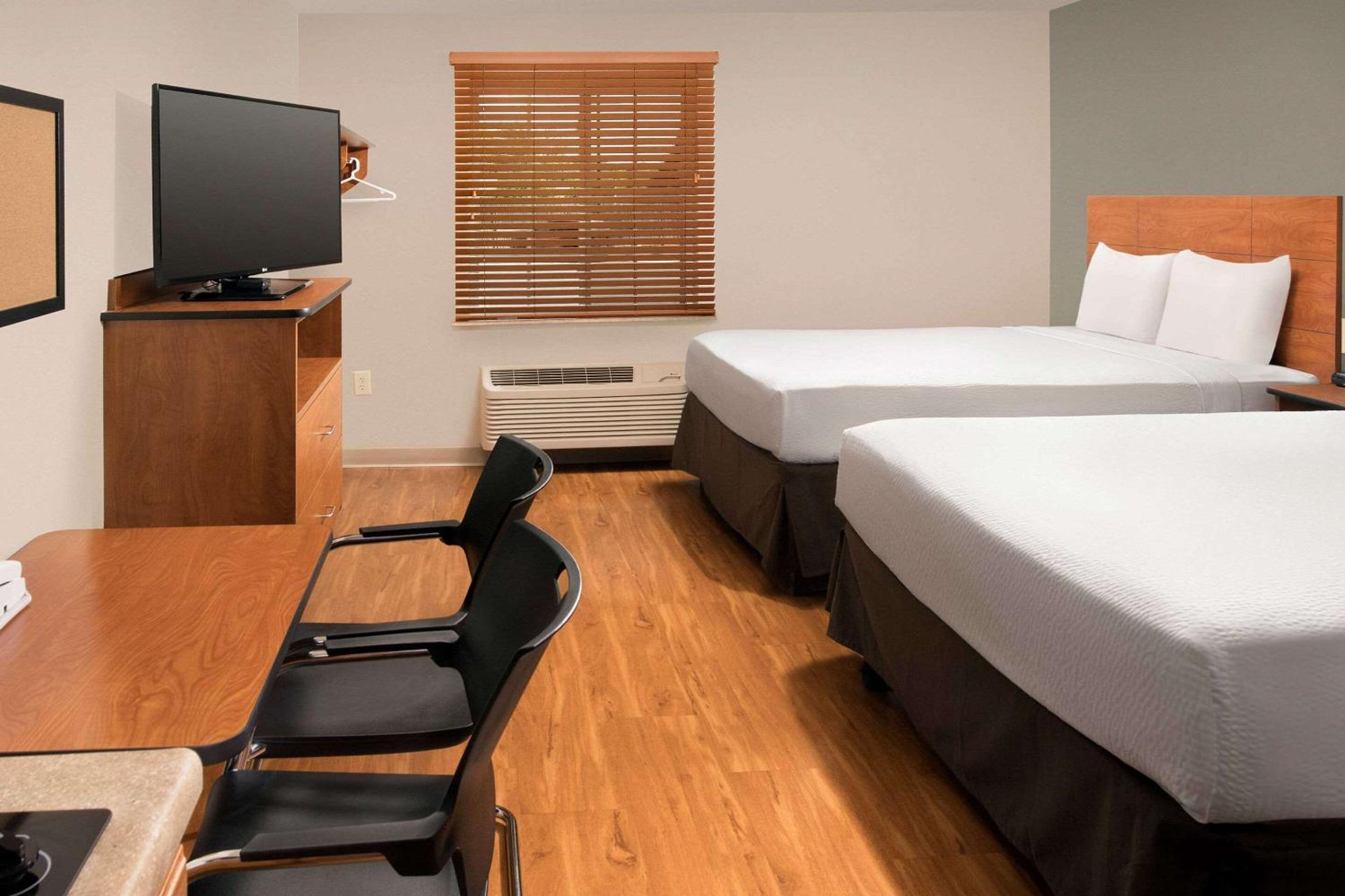 Standard Queen Room with Two Queen Beds - Non-Smoking photo 2