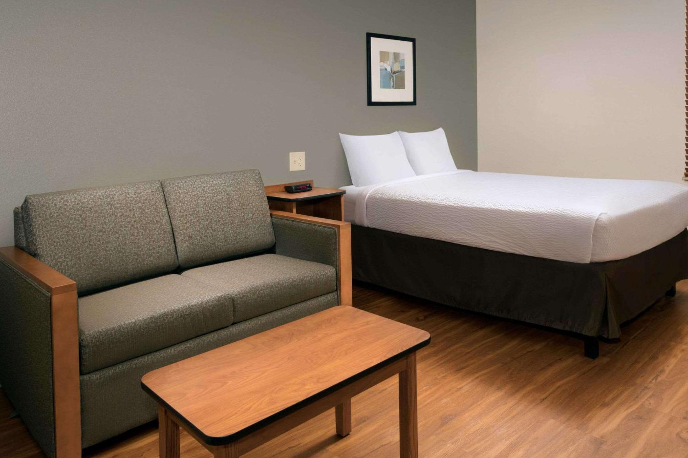 Queen Room  with Tub - Disability Access/Non-Smoking photo 3