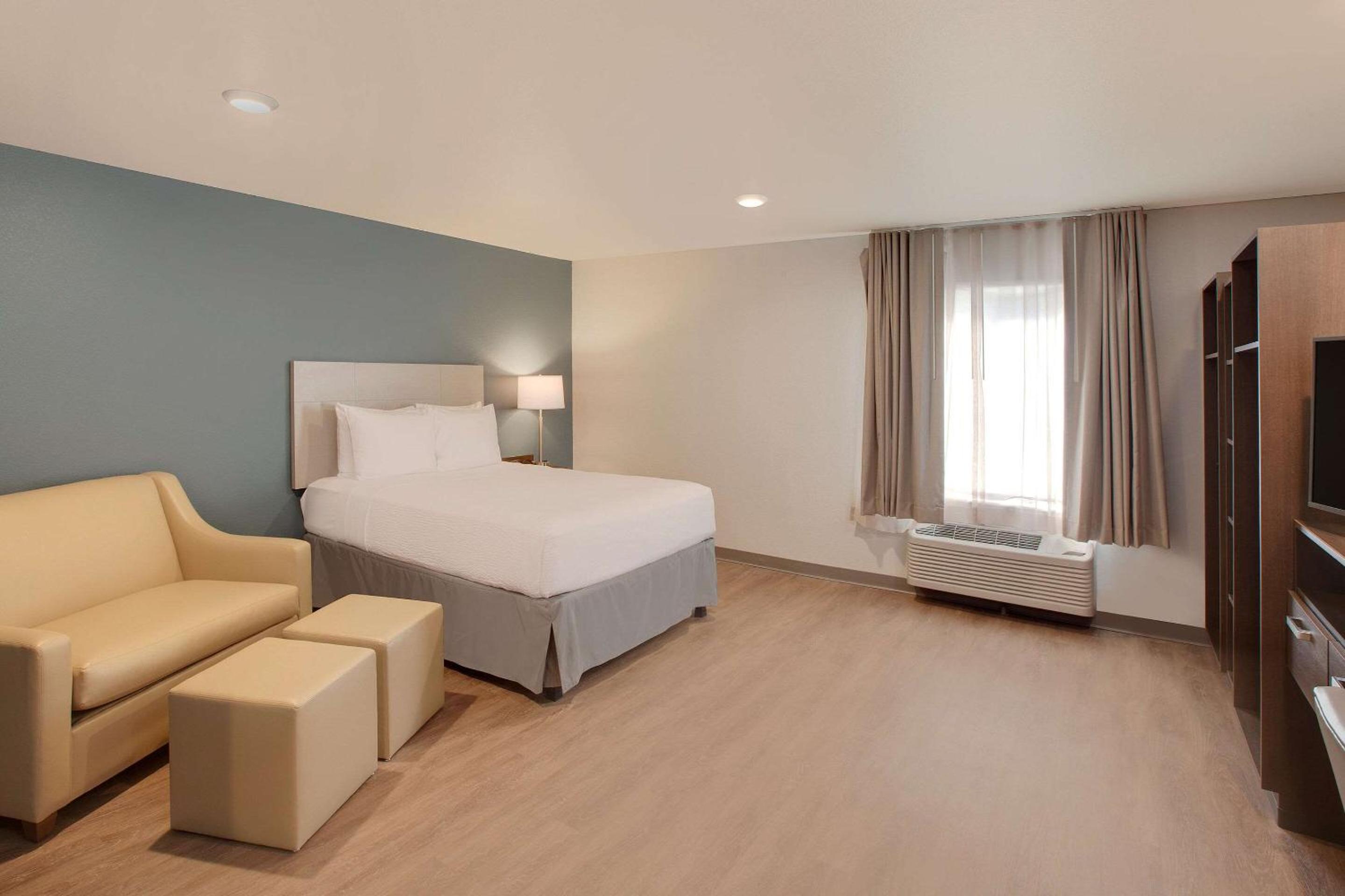 Queen Room with Sofa Bed - Non-Smoking