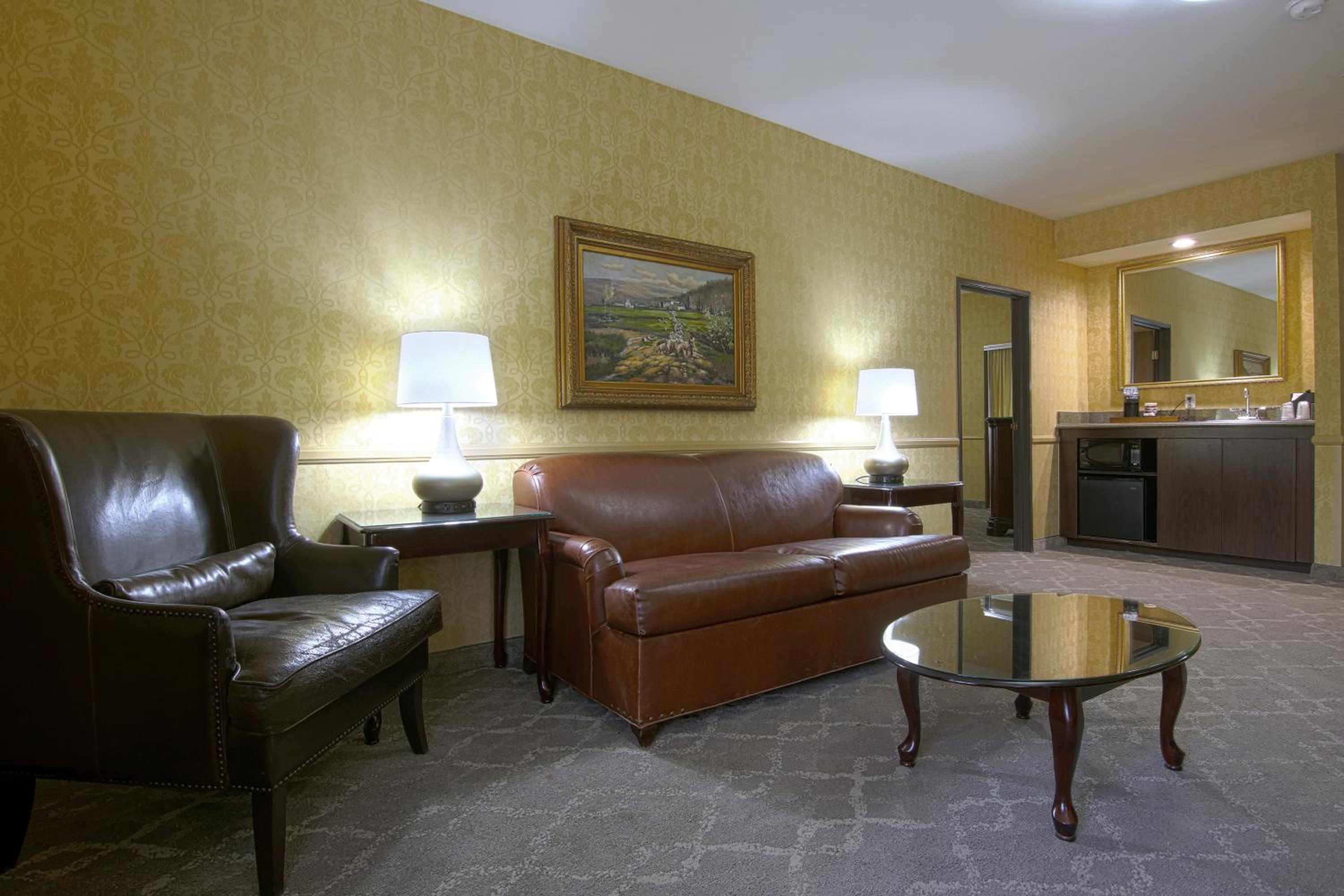 1 King and 1 Queen Bed, One-Bedroom Suite, Non-Smoking - Photo 1