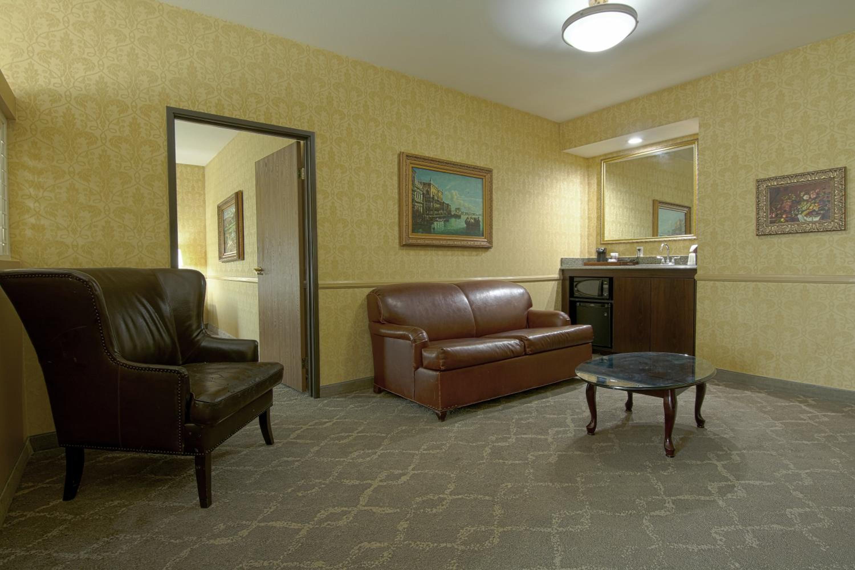 1 King and 1 Queen Bed, One-Bedroom Suite, Non-Smoking - Photo 3