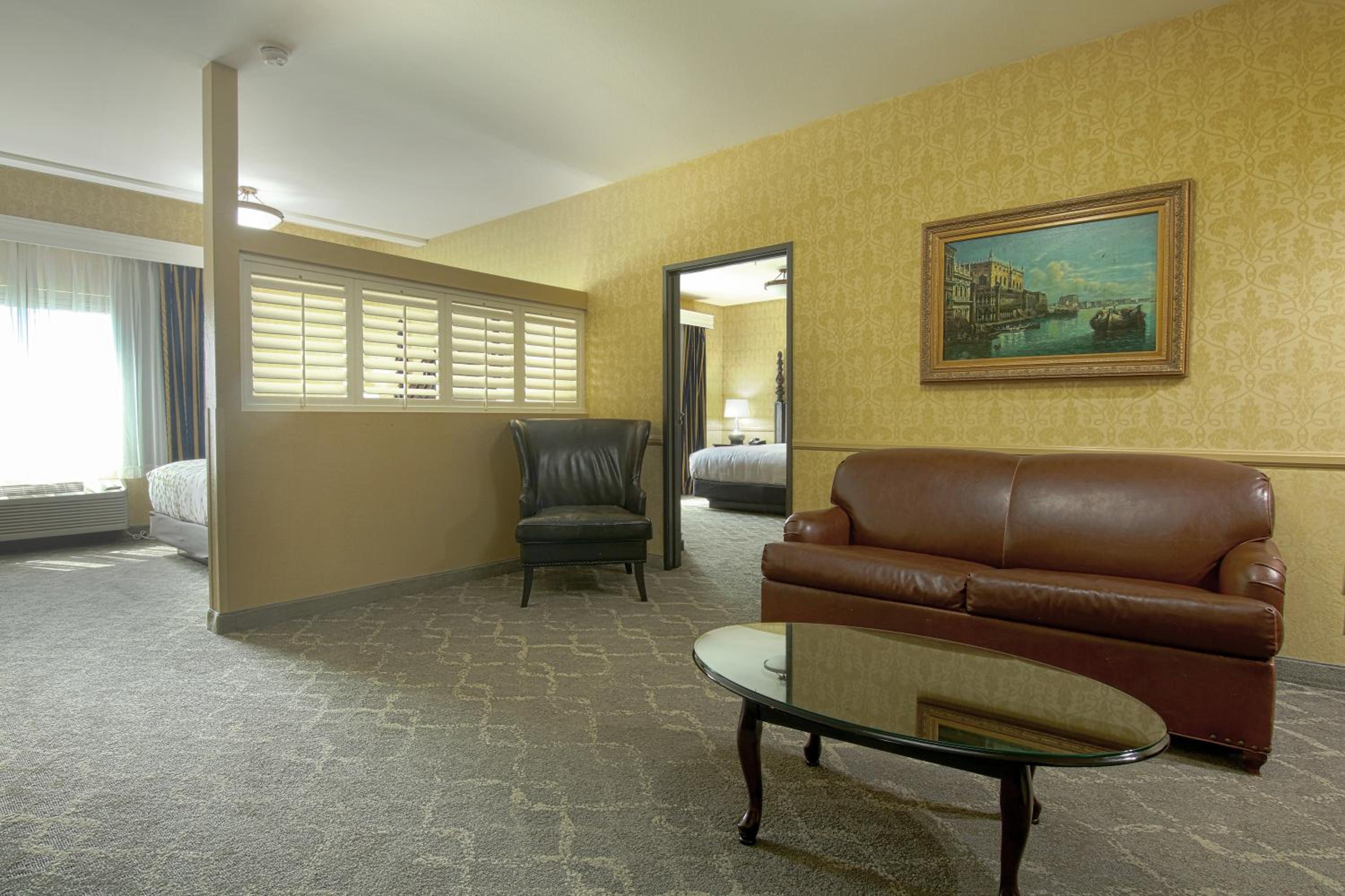 1 King and 1 Queen Bed, One-Bedroom Suite, Non-Smoking - Photo 5