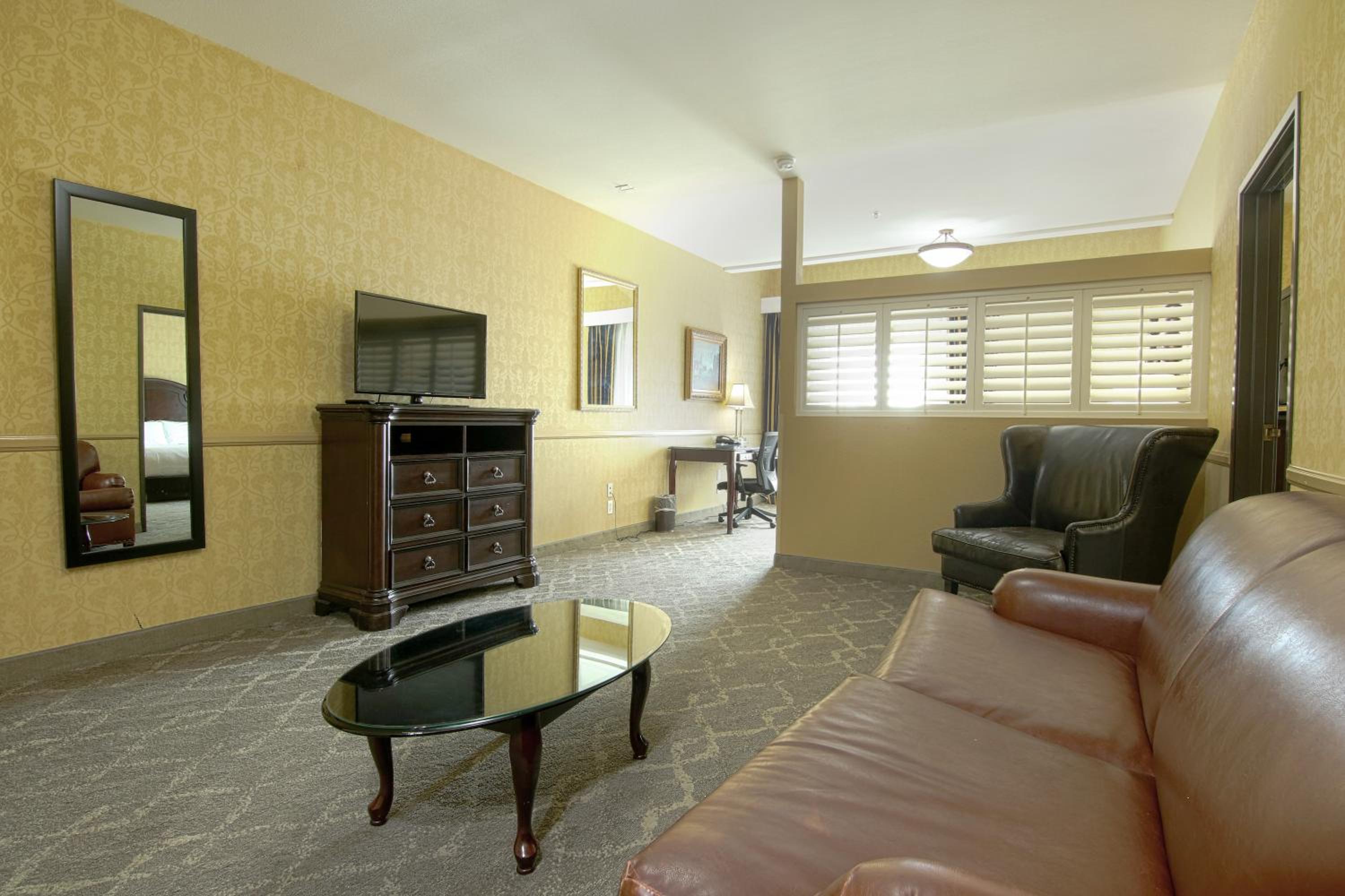 1 King and 1 Queen Bed, One-Bedroom Suite, Non-Smoking - Photo 4