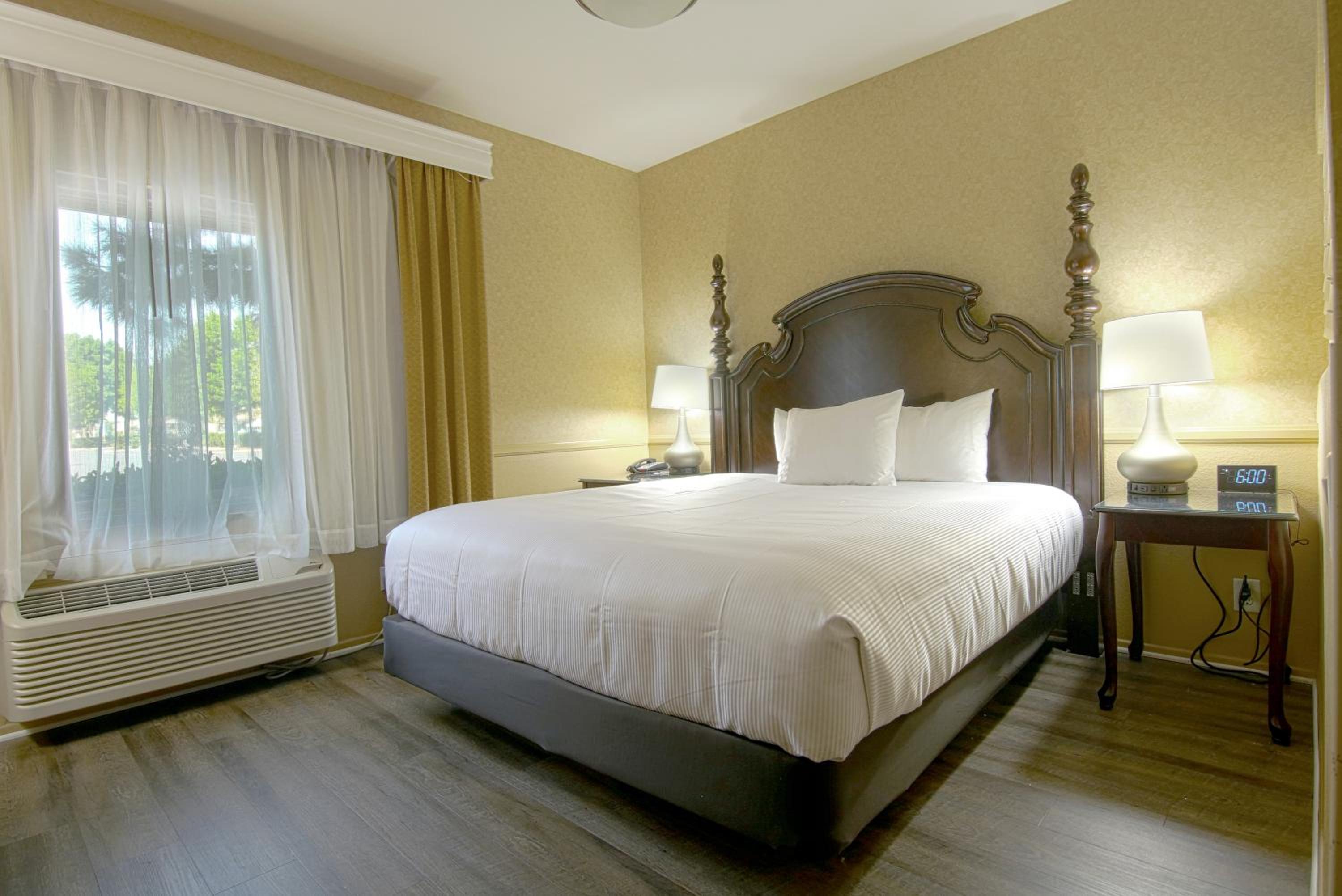 Deluxe King Room - Non-Smoking - Photo 3