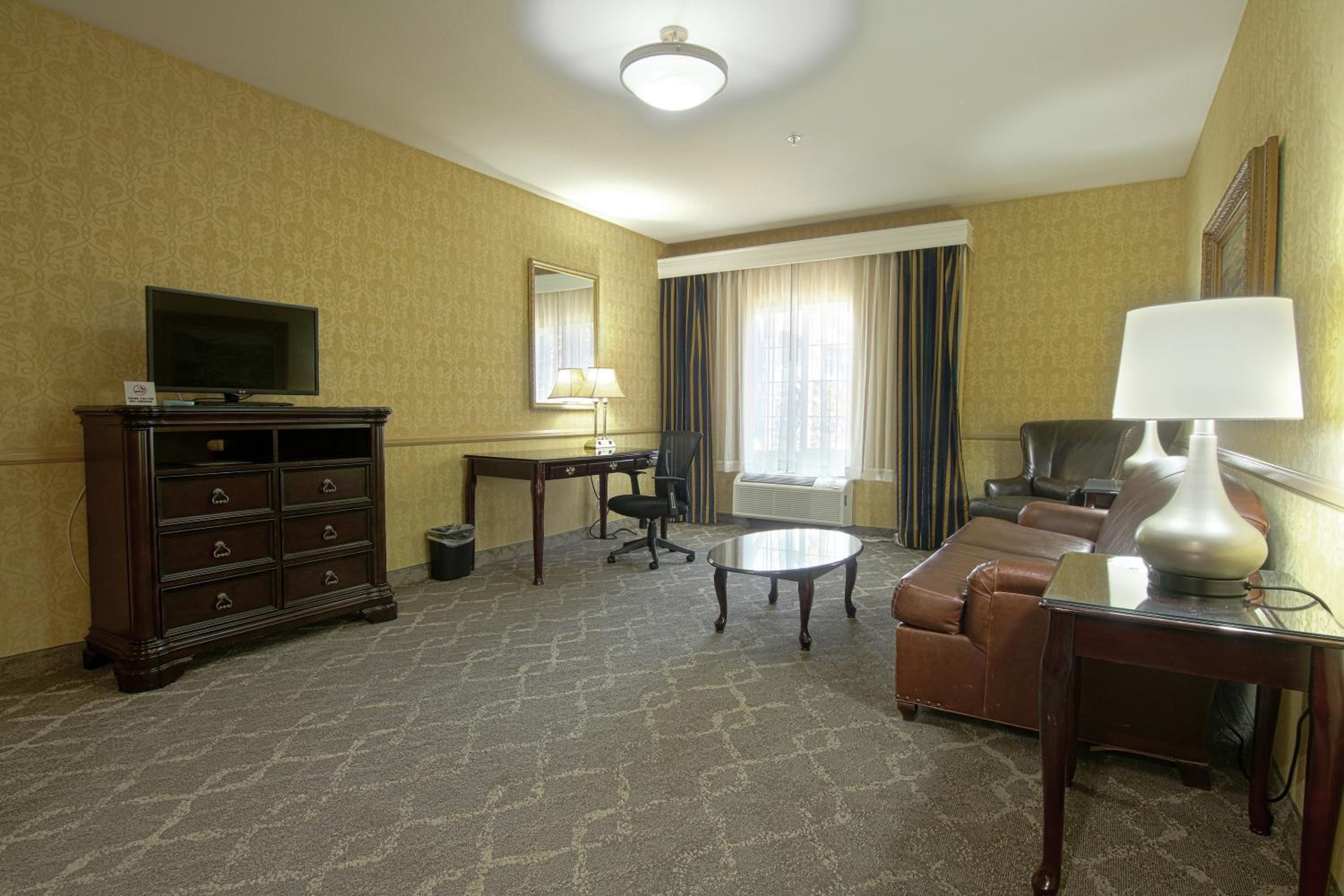 One-Bedroom King Suite - Non-Smoking - Photo 3