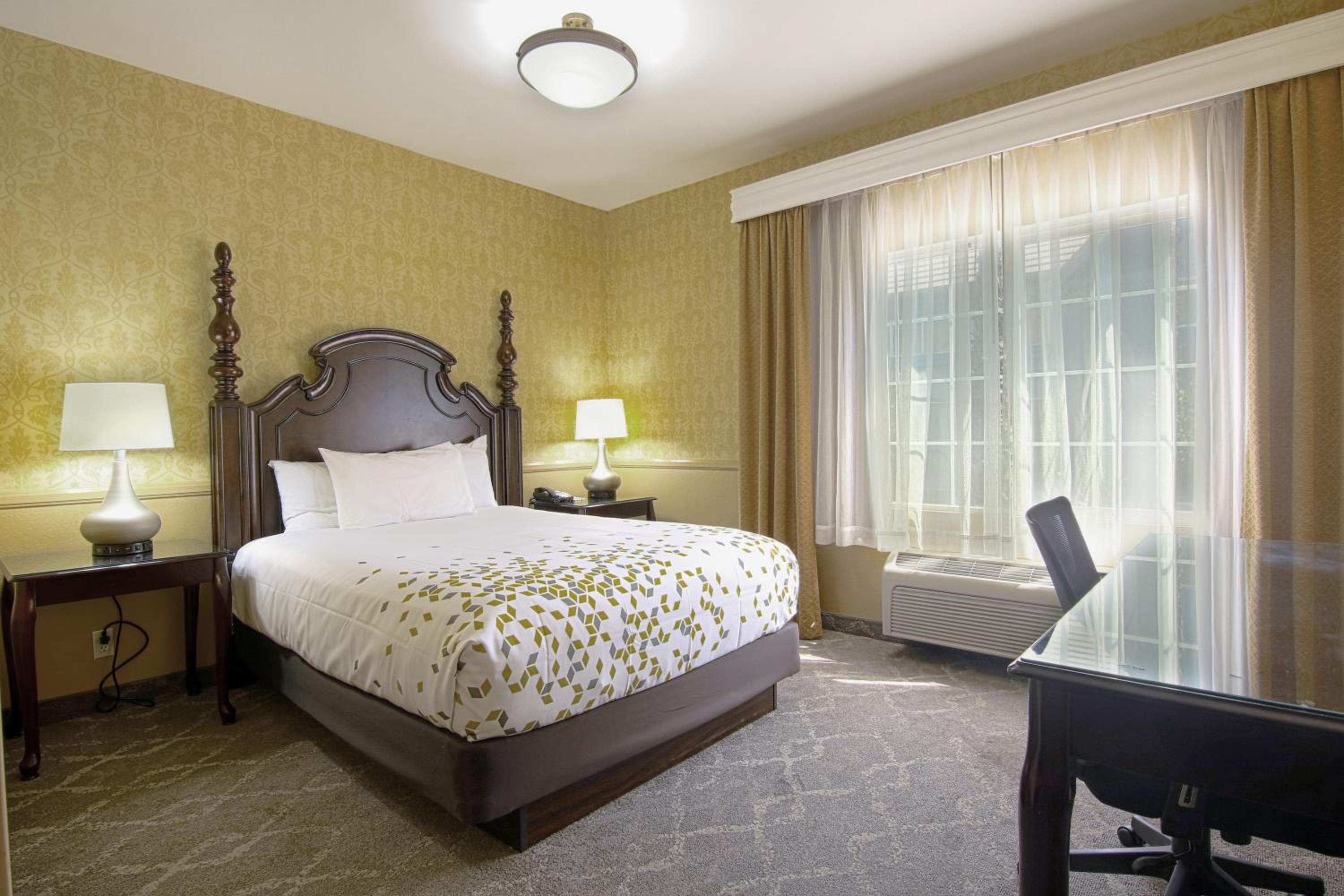 Room with Two Queen Beds - Non-Smoking - Photo 2