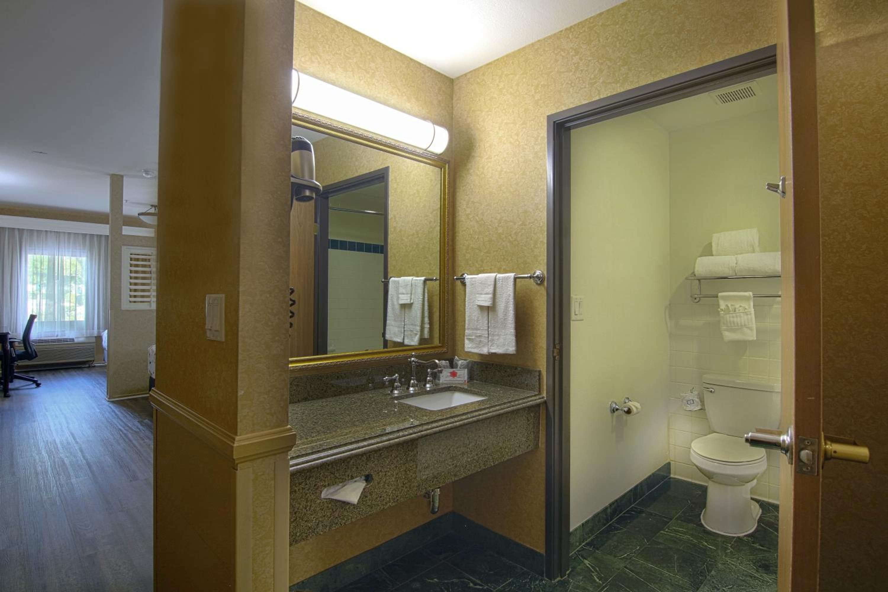 Superior Queen Room with Two Queen Beds - Non-Smoking - Photo 3
